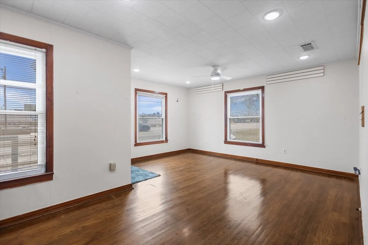 Business For Sale in Smith County , 304 N Main Highway, Lindale, Texas 75771, 0, 0, Garage spaces, 0 Sqft, built in 1950, Preowned, mls#21180145, Real Estate Agent in Lindale, Homes For Sale in Smith county, Homes For Sale in Lindale, Realtor in Lindale Texas, Real Estate Brokerage Independent Realty Texas, Luminita Cordes Realtor