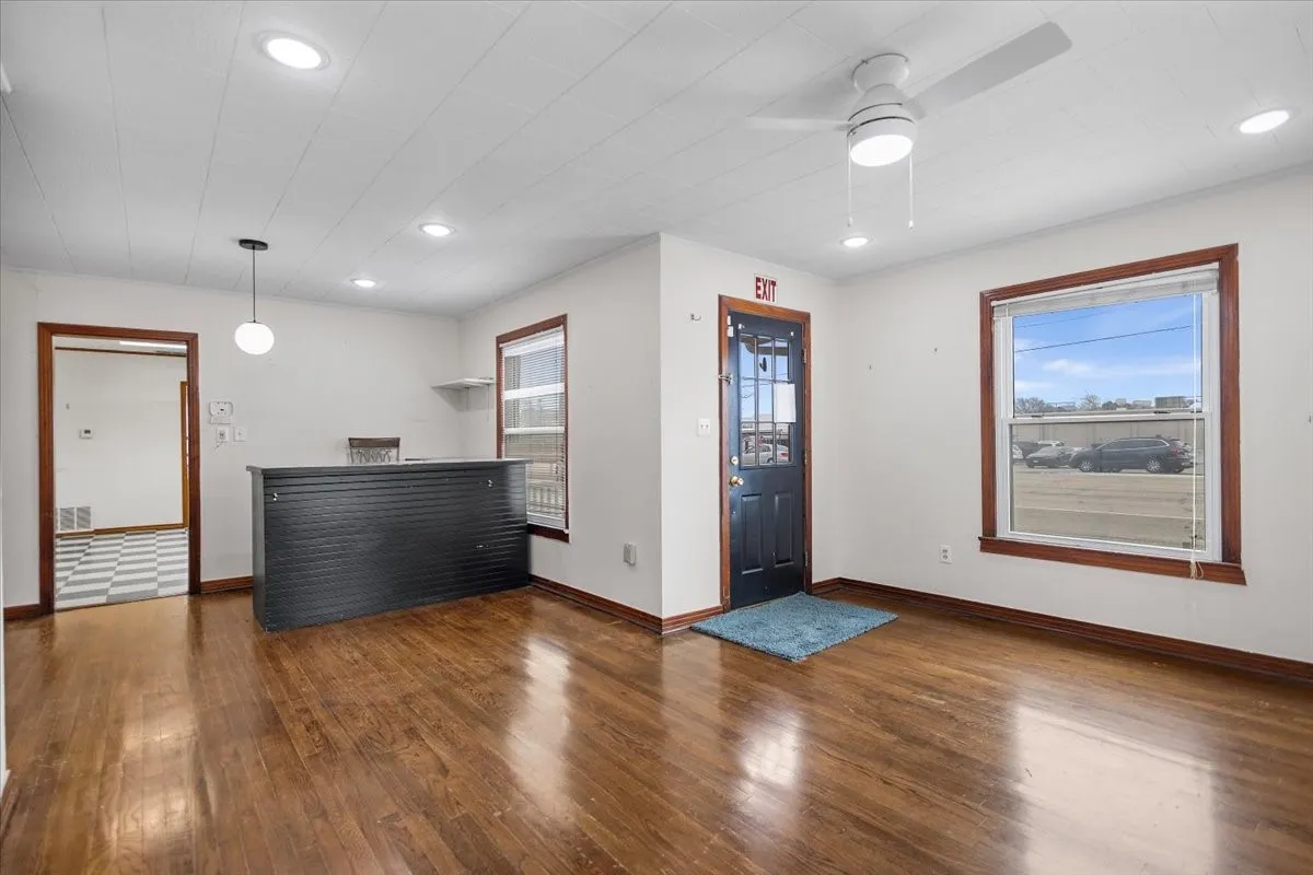 Business For Sale in Smith County , 304 N Main Highway, Lindale, Texas 75771, 0, 0, Garage spaces, 0 Sqft, built in 1950, Preowned, mls#21180145, Real Estate Agent in Lindale, Homes For Sale in Smith county, Homes For Sale in Lindale, Realtor in Lindale Texas, Real Estate Brokerage Independent Realty Texas, Luminita Cordes Realtor