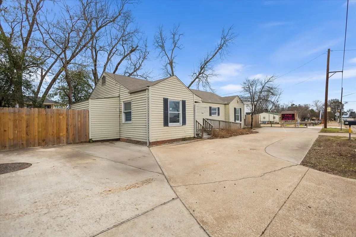 Business For Sale in Smith County , 304 N Main Highway, Lindale, Texas 75771, 0, 0, Garage spaces, 0 Sqft, built in 1950, Preowned, mls#21180145, Real Estate Agent in Lindale, Homes For Sale in Smith county, Homes For Sale in Lindale, Realtor in Lindale Texas, Real Estate Brokerage Independent Realty Texas, Luminita Cordes Realtor