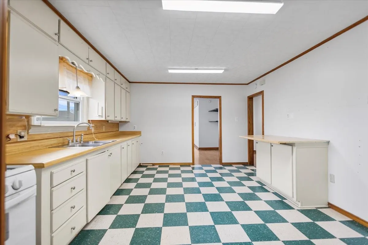 Business For Sale in Smith County , 304 N Main Highway, Lindale, Texas 75771, 0, 0, Garage spaces, 0 Sqft, built in 1950, Preowned, mls#21180145, Real Estate Agent in Lindale, Homes For Sale in Smith county, Homes For Sale in Lindale, Realtor in Lindale Texas, Real Estate Brokerage Independent Realty Texas, Luminita Cordes Realtor