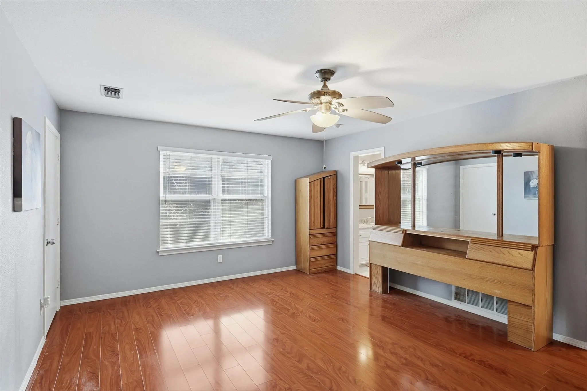 Single Family Residence For Sale in Tarrant County , 2206 Oak Forest Court, Arlington, Texas 76012, 3 Bedroom, 3 Bathroom, 2 Garage spaces, 2,818 Sqft, built in 1973, Preowned, mls#21180164, Real Estate Agent in Arlington, Homes For Sale in Tarrant county, Homes For Sale in Arlington, Realtor in Arlington Texas, Real Estate Brokerage Independent Realty Texas, Luminita Cordes Realtor