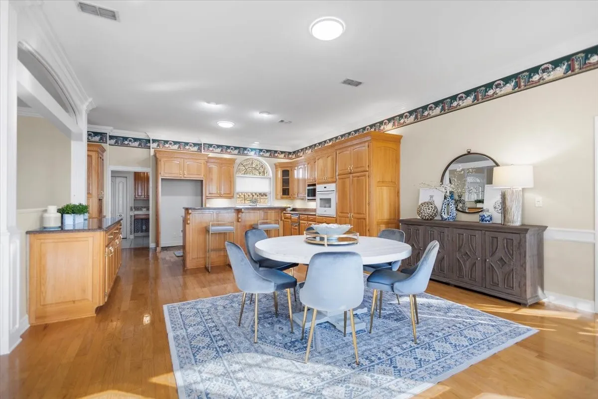 Single Family Residence For Sale in Smith County , 20520 Clearwater Circle, Flint, Texas 75762, 3 Bedrooms, 4 Bathrooms, 2 Garage spaces, 4,396 Sqft, built in 1995, Preowned, Price $899,500, mls#21164000, Real Estate Agent in Flint, Homes For Sale in Smith county, Homes For Sale in Flint, Realtor in Flint Texas, Real Estate Brokerage Independent Realty Texas, Luminita Cordes Realtor