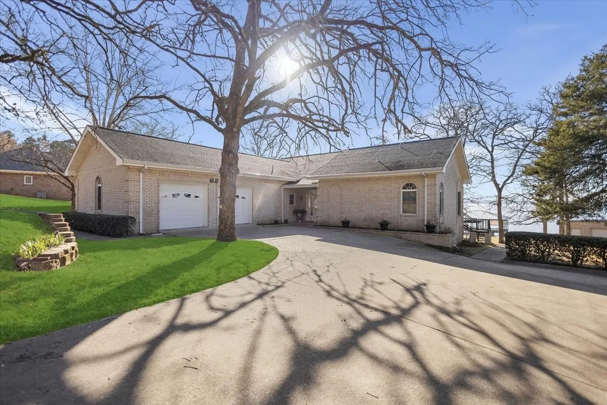 Single Family Residence For Sale in Smith County , 20520 Clearwater Circle, Flint, Texas 75762, 3 Bedrooms, 4 Bathrooms, 2 Garage spaces, 4,396 Sqft, built in 1995, Preowned, Price $899,500, mls#21164000, Real Estate Agent in Flint, Homes For Sale in Smith county, Homes For Sale in Flint, Realtor in Flint Texas, Real Estate Brokerage Independent Realty Texas, Luminita Cordes Realtor