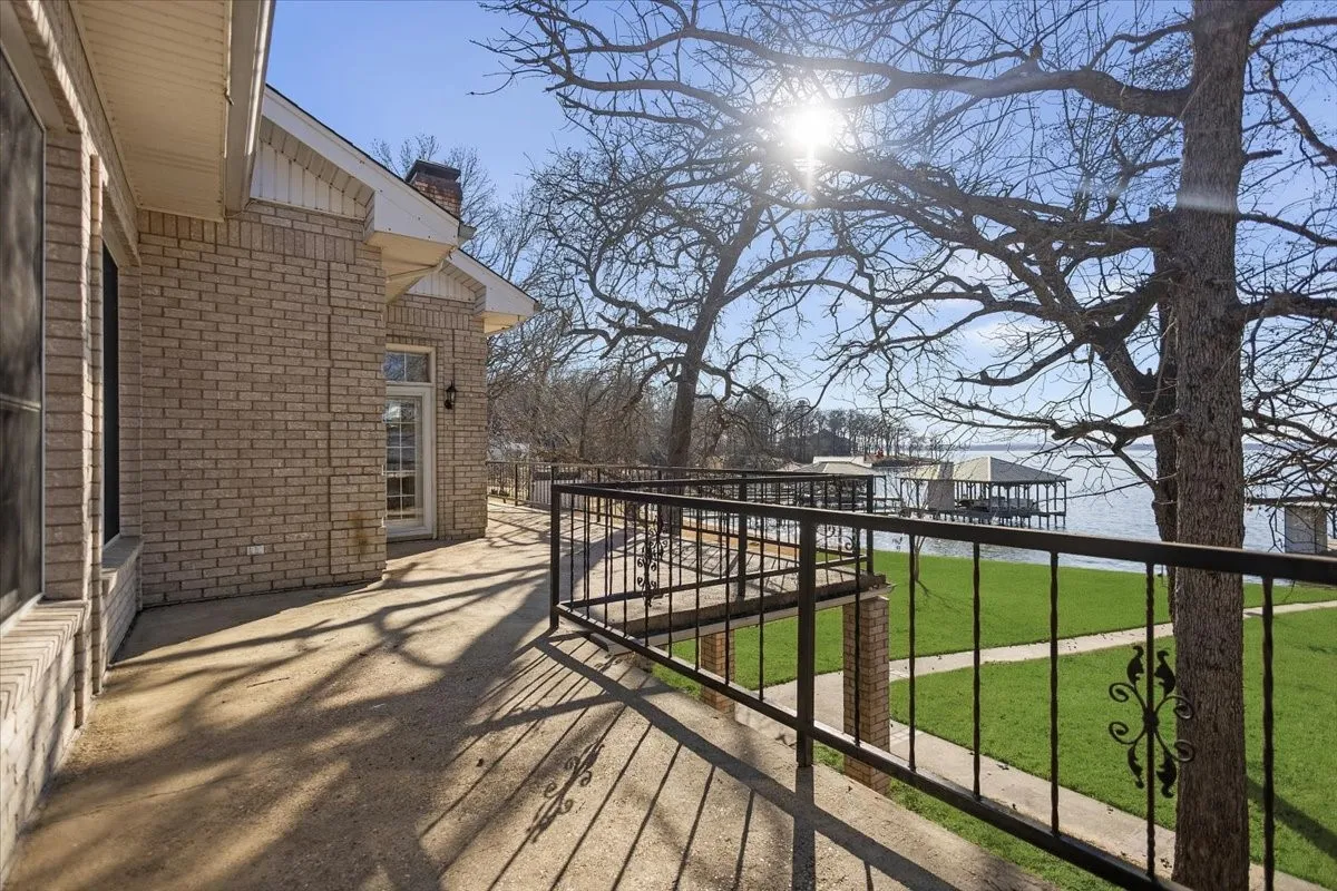Single Family Residence For Sale in Smith County , 20520 Clearwater Circle, Flint, Texas 75762, 3 Bedrooms, 4 Bathrooms, 2 Garage spaces, 4,396 Sqft, built in 1995, Preowned, Price $899,500, mls#21164000, Real Estate Agent in Flint, Homes For Sale in Smith county, Homes For Sale in Flint, Realtor in Flint Texas, Real Estate Brokerage Independent Realty Texas, Luminita Cordes Realtor