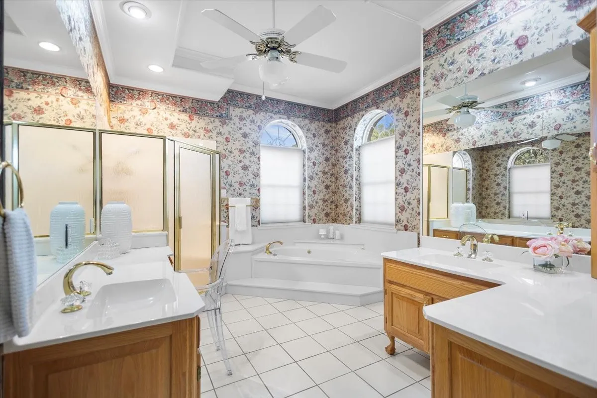 Single Family Residence For Sale in Smith County , 20520 Clearwater Circle, Flint, Texas 75762, 3 Bedrooms, 4 Bathrooms, 2 Garage spaces, 4,396 Sqft, built in 1995, Preowned, Price $899,500, mls#21164000, Real Estate Agent in Flint, Homes For Sale in Smith county, Homes For Sale in Flint, Realtor in Flint Texas, Real Estate Brokerage Independent Realty Texas, Luminita Cordes Realtor