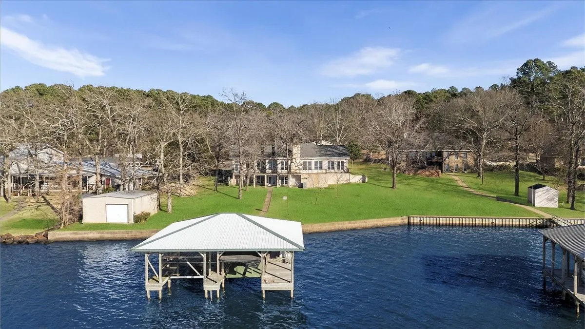 Single Family Residence For Sale in Smith County , 20520 Clearwater Circle, Flint, Texas 75762, 3 Bedrooms, 4 Bathrooms, 2 Garage spaces, 4,396 Sqft, built in 1995, Preowned, Price $899,500, mls#21164000, Real Estate Agent in Flint, Homes For Sale in Smith county, Homes For Sale in Flint, Realtor in Flint Texas, Real Estate Brokerage Independent Realty Texas, Luminita Cordes Realtor