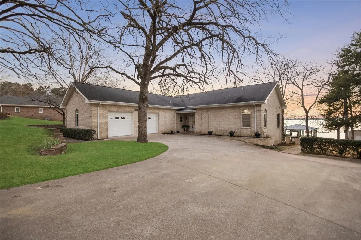 Single Family Residence For Sale in Smith County , 20520 Clearwater Circle, Flint, Texas 75762, 3 Bedrooms, 4 Bathrooms, 2 Garage spaces, 4,396 Sqft, built in 1995, Preowned, Price $899,500, mls#21164000, Real Estate Agent in Flint, Homes For Sale in Smith county, Homes For Sale in Flint, Realtor in Flint Texas, Real Estate Brokerage Independent Realty Texas, Luminita Cordes Realtor