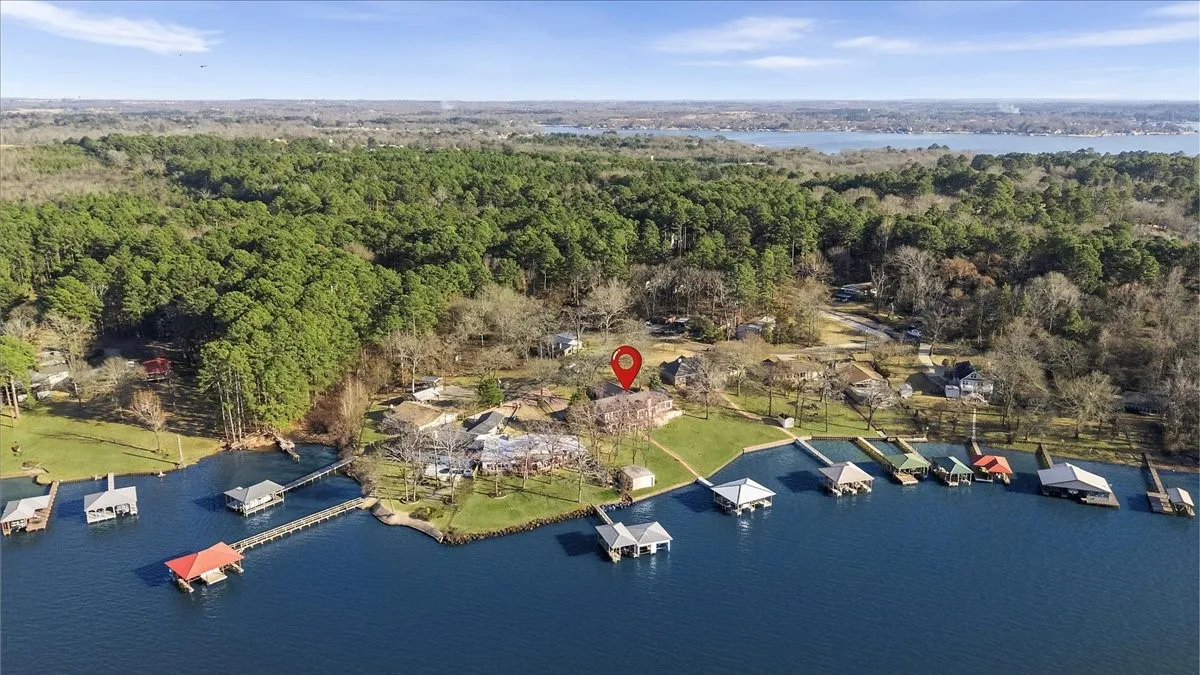 Single Family Residence For Sale in Smith County , 20520 Clearwater Circle, Flint, Texas 75762, 3 Bedrooms, 4 Bathrooms, 2 Garage spaces, 4,396 Sqft, built in 1995, Preowned, Price $899,500, mls#21164000, Real Estate Agent in Flint, Homes For Sale in Smith county, Homes For Sale in Flint, Realtor in Flint Texas, Real Estate Brokerage Independent Realty Texas, Luminita Cordes Realtor
