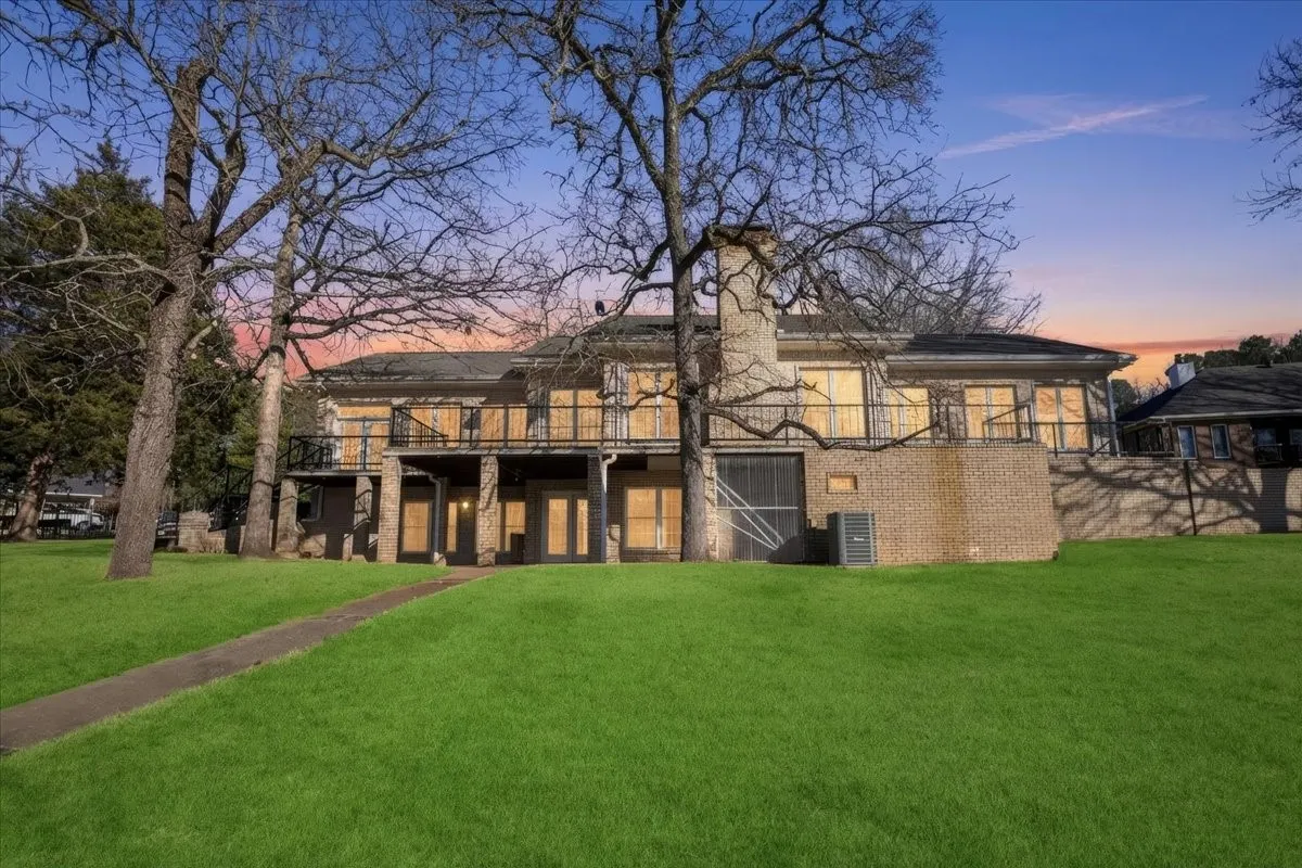 Single Family Residence For Sale in Smith County , 20520 Clearwater Circle, Flint, Texas 75762, 3 Bedrooms, 4 Bathrooms, 2 Garage spaces, 4,396 Sqft, built in 1995, Preowned, Price $899,500, mls#21164000, Real Estate Agent in Flint, Homes For Sale in Smith county, Homes For Sale in Flint, Realtor in Flint Texas, Real Estate Brokerage Independent Realty Texas, Luminita Cordes Realtor