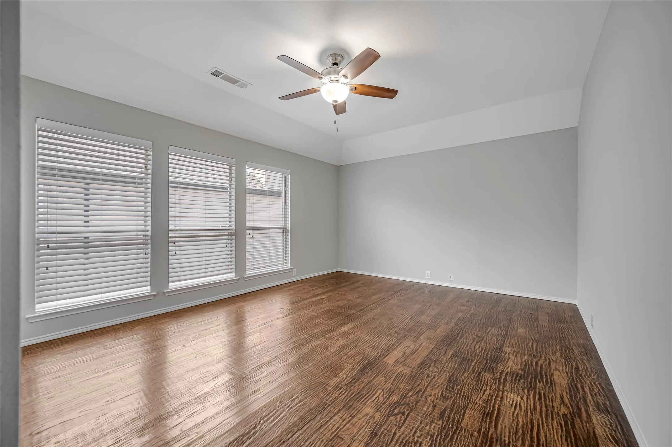 Single Family Residence For Sale in Denton County , 11261 Tenison Lane, Frisco, Texas 75033, 4 Bedroom, 4 Bathroom, 2 Garage spaces, 3,303 Sqft, built in 2001, Preowned, mls#21179801, Real Estate Agent in Frisco, Homes For Sale in Denton county, Homes For Sale in Frisco, Realtor in Frisco Texas, Real Estate Brokerage Independent Realty Texas, Luminita Cordes Realtor