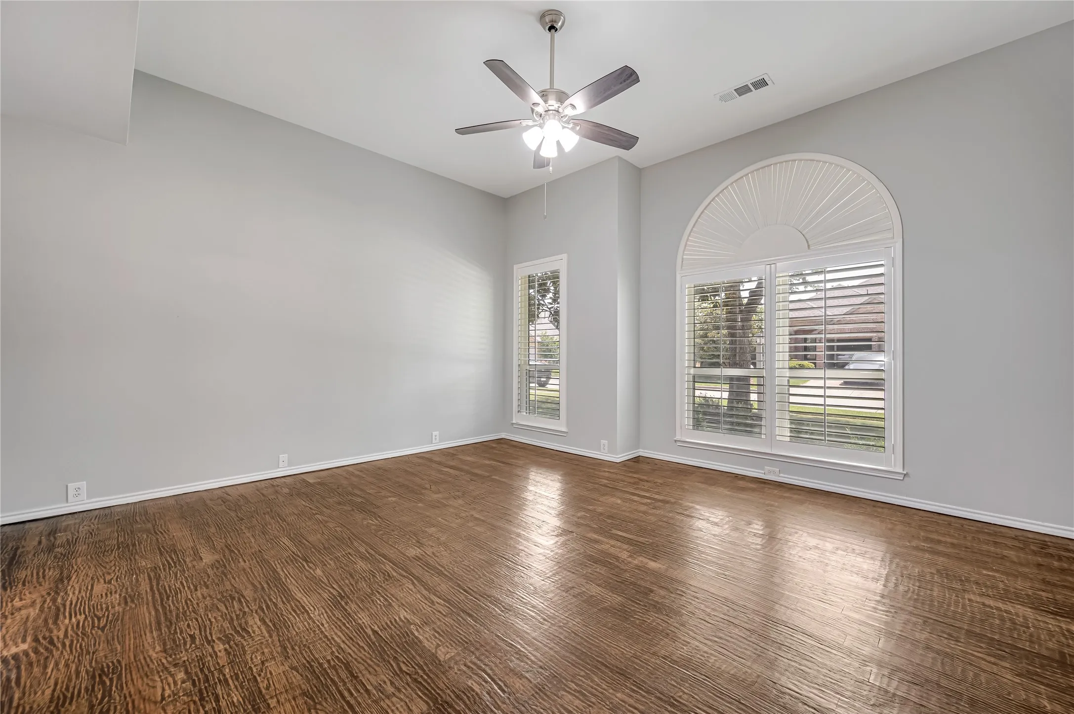 Single Family Residence For Sale in Denton County , 11261 Tenison Lane, Frisco, Texas 75033, 4 Bedroom, 4 Bathroom, 2 Garage spaces, 3,303 Sqft, built in 2001, Preowned, mls#21179801, Real Estate Agent in Frisco, Homes For Sale in Denton county, Homes For Sale in Frisco, Realtor in Frisco Texas, Real Estate Brokerage Independent Realty Texas, Luminita Cordes Realtor