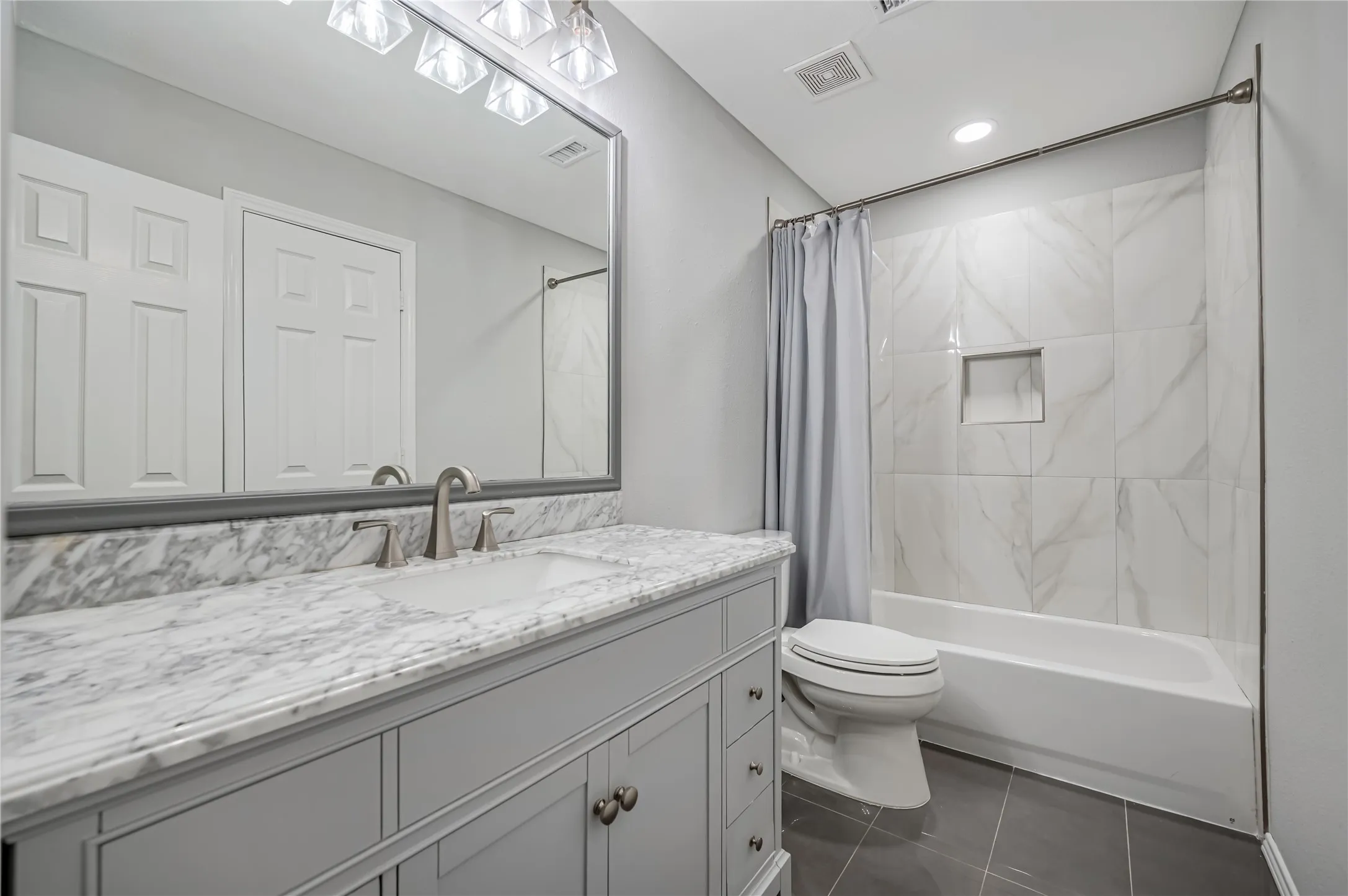 Single Family Residence For Sale in Denton County , 11261 Tenison Lane, Frisco, Texas 75033, 4 Bedroom, 4 Bathroom, 2 Garage spaces, 3,303 Sqft, built in 2001, Preowned, mls#21179801, Real Estate Agent in Frisco, Homes For Sale in Denton county, Homes For Sale in Frisco, Realtor in Frisco Texas, Real Estate Brokerage Independent Realty Texas, Luminita Cordes Realtor