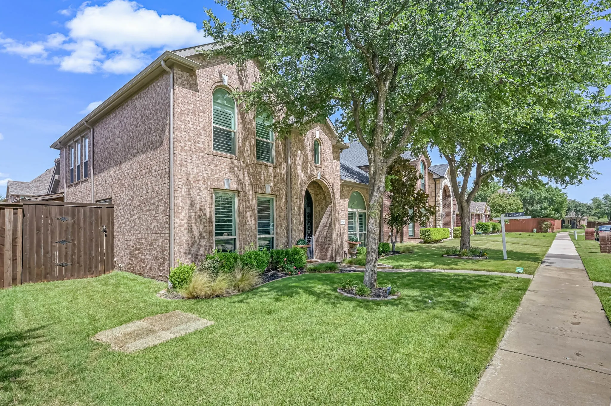 Single Family Residence For Sale in Denton County , 11261 Tenison Lane, Frisco, Texas 75033, 4 Bedroom, 4 Bathroom, 2 Garage spaces, 3,303 Sqft, built in 2001, Preowned, mls#21179801, Real Estate Agent in Frisco, Homes For Sale in Denton county, Homes For Sale in Frisco, Realtor in Frisco Texas, Real Estate Brokerage Independent Realty Texas, Luminita Cordes Realtor