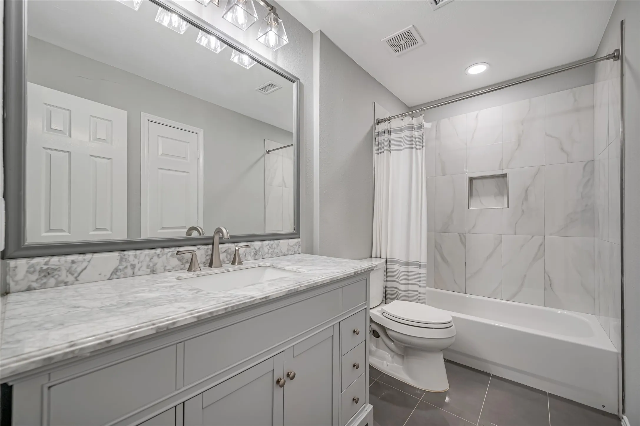 Single Family Residence For Sale in Denton County , 11261 Tenison Lane, Frisco, Texas 75033, 4 Bedroom, 4 Bathroom, 2 Garage spaces, 3,303 Sqft, built in 2001, Preowned, mls#21179801, Real Estate Agent in Frisco, Homes For Sale in Denton county, Homes For Sale in Frisco, Realtor in Frisco Texas, Real Estate Brokerage Independent Realty Texas, Luminita Cordes Realtor
