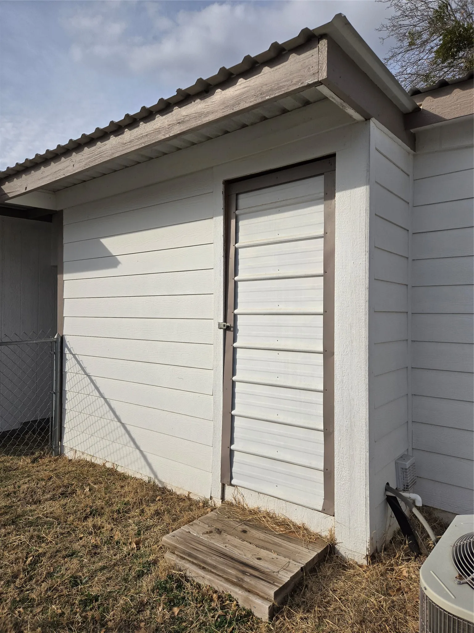 Single Family Residence For Sale in Comanche County , 242 Treasure Beach, Comanche, Texas 76442, 1 Bedroom, 1 Bathroom, Garage spaces, 681 Sqft, built in 2012, mls#21180400, Real Estate Agent in Comanche, Homes For Sale in Comanche county, Homes For Sale in Comanche, Realtor in Comanche Texas, Real Estate Brokerage Independent Realty Texas, Luminita Cordes Realtor