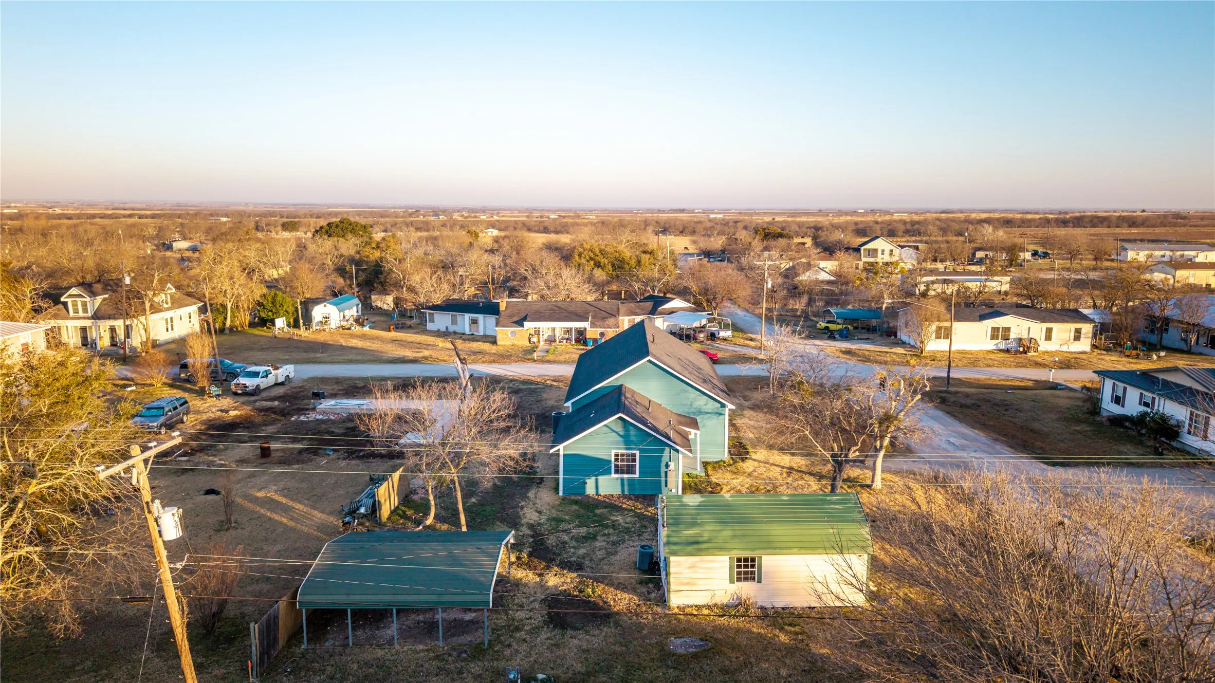 Single Family Residence For Sale in Navarro County , 324 E Pace Street, Frost, Texas 76641, 3 Bedroom, 2 Bathroom, Garage spaces, 1,400 Sqft, built in 1920, mls#21180458, Real Estate Agent in Frost, Homes For Sale in Navarro county, Homes For Sale in Frost, Realtor in Frost Texas, Real Estate Brokerage Independent Realty Texas, Luminita Cordes Realtor