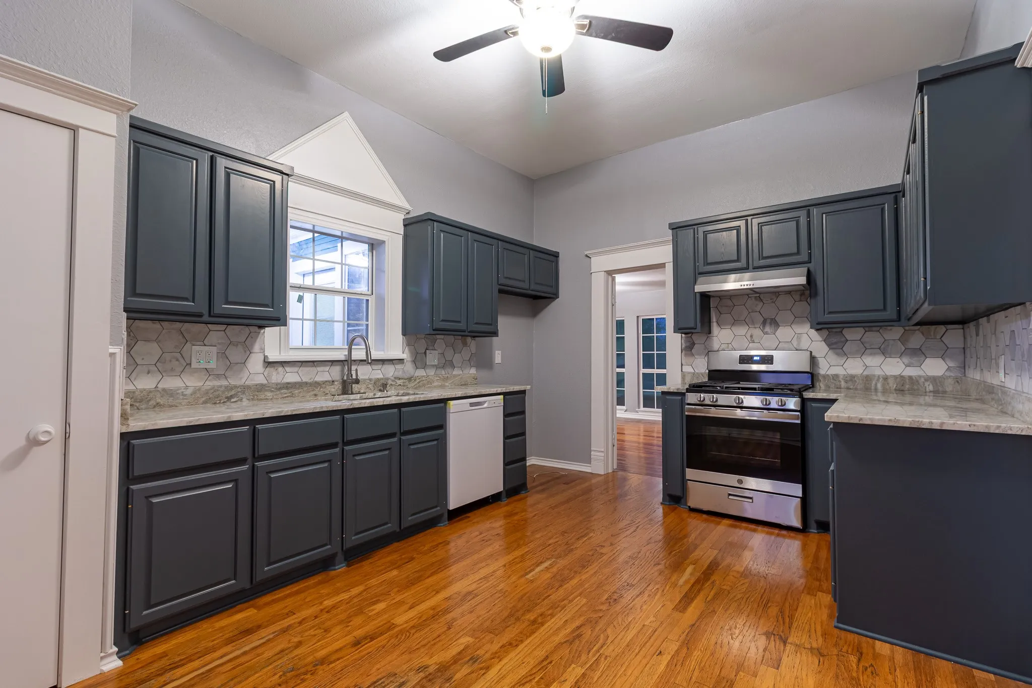 Single Family Residence For Sale in Navarro County , 324 E Pace Street, Frost, Texas 76641, 3 Bedroom, 2 Bathroom, Garage spaces, 1,400 Sqft, built in 1920, mls#21180458, Real Estate Agent in Frost, Homes For Sale in Navarro county, Homes For Sale in Frost, Realtor in Frost Texas, Real Estate Brokerage Independent Realty Texas, Luminita Cordes Realtor