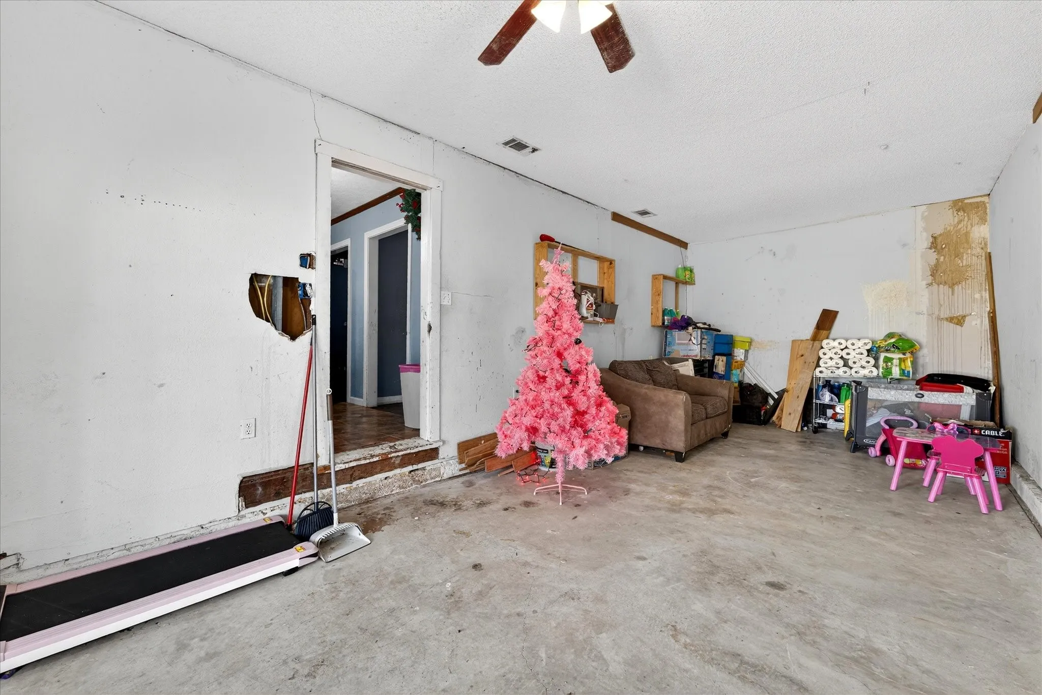 Single Family Residence For Sale in Mc Lennan County , 1115 Fisher Street, Bellmead, Texas 76705, 3 Bedroom, 1 Bathroom, Garage spaces, 1,535 Sqft, built in 1955, mls#21180483, Real Estate Agent in Bellmead, Homes For Sale in Mc Lennan county, Homes For Sale in Bellmead, Realtor in Bellmead Texas, Real Estate Brokerage Independent Realty Texas, Luminita Cordes Realtor