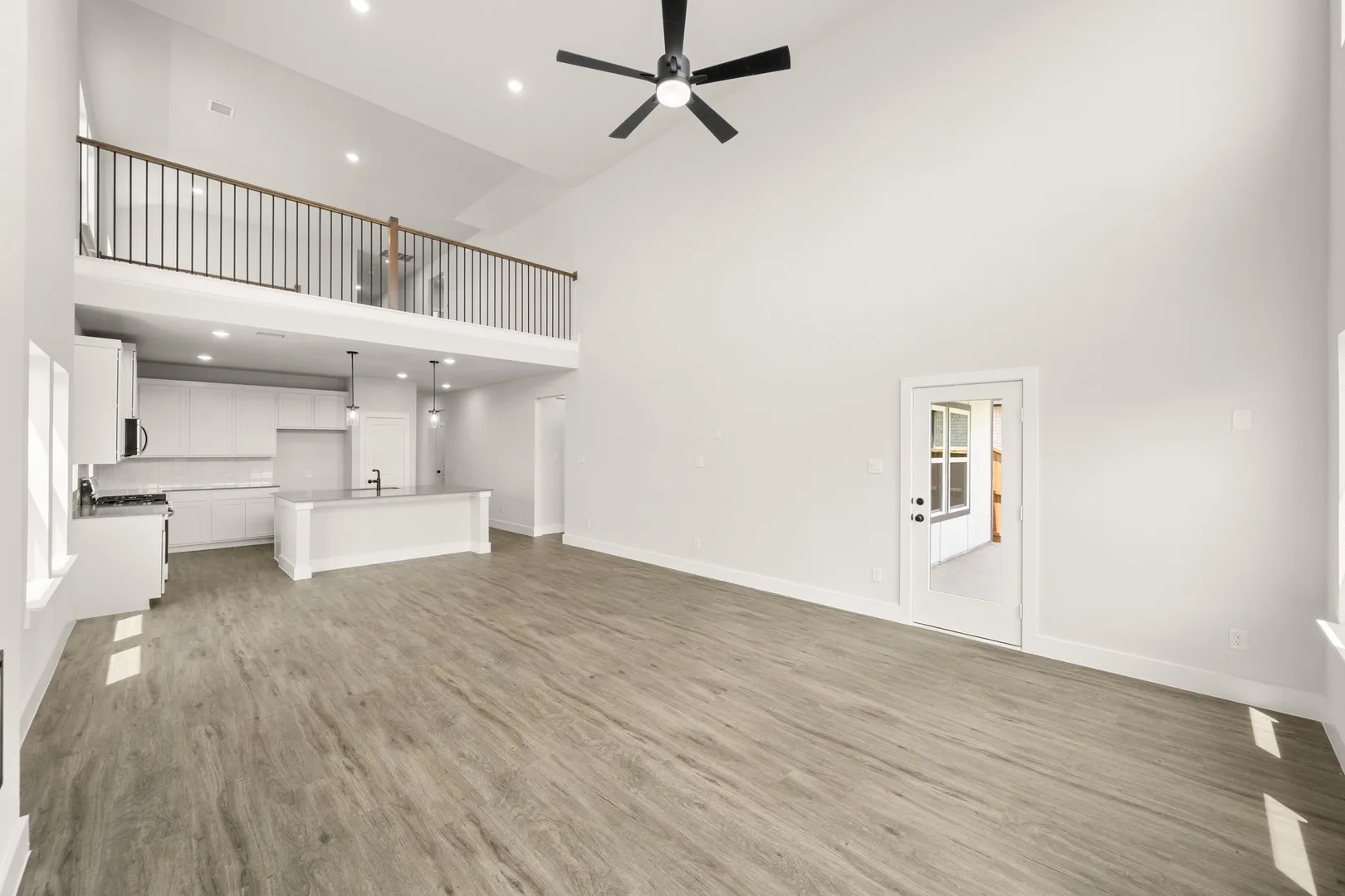 1724 Nesting Robin- Living Room-7046