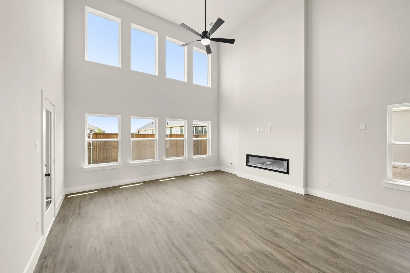 1724 Nesting Robin- Living Room-7036
