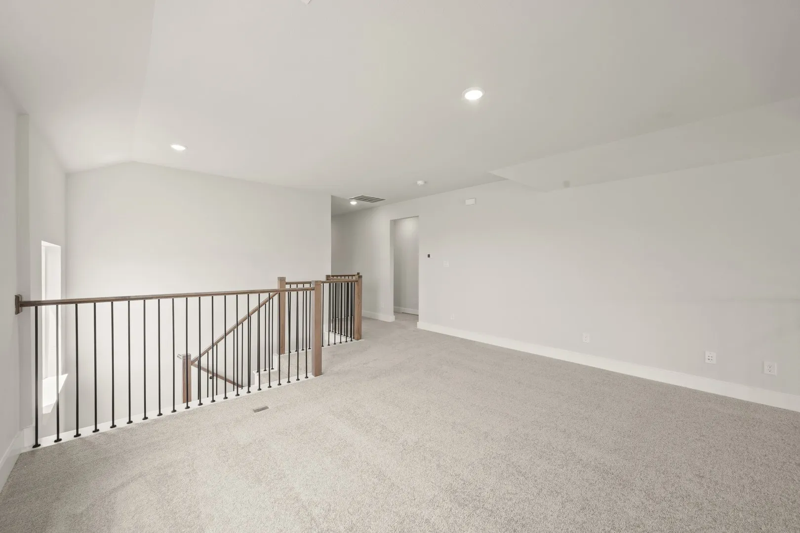 1724 Nesting Robin- Loft-7116