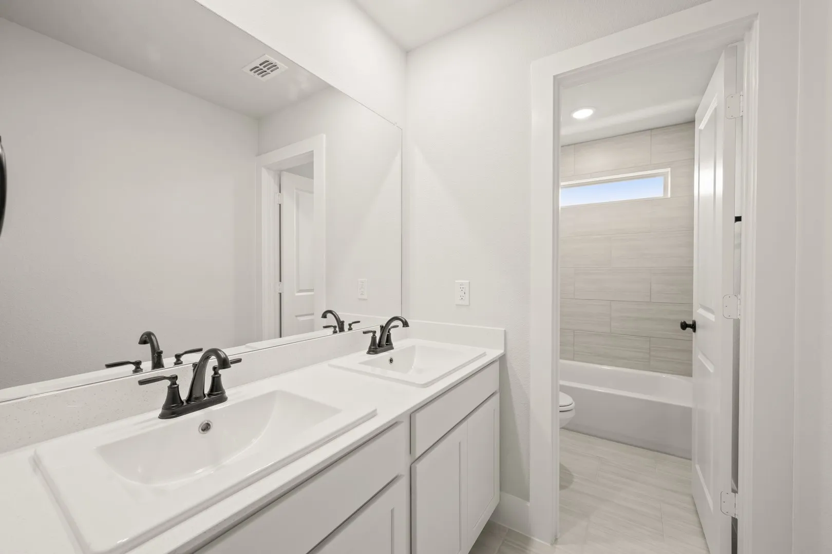 1724 Nesting Robin- bathroom-7136