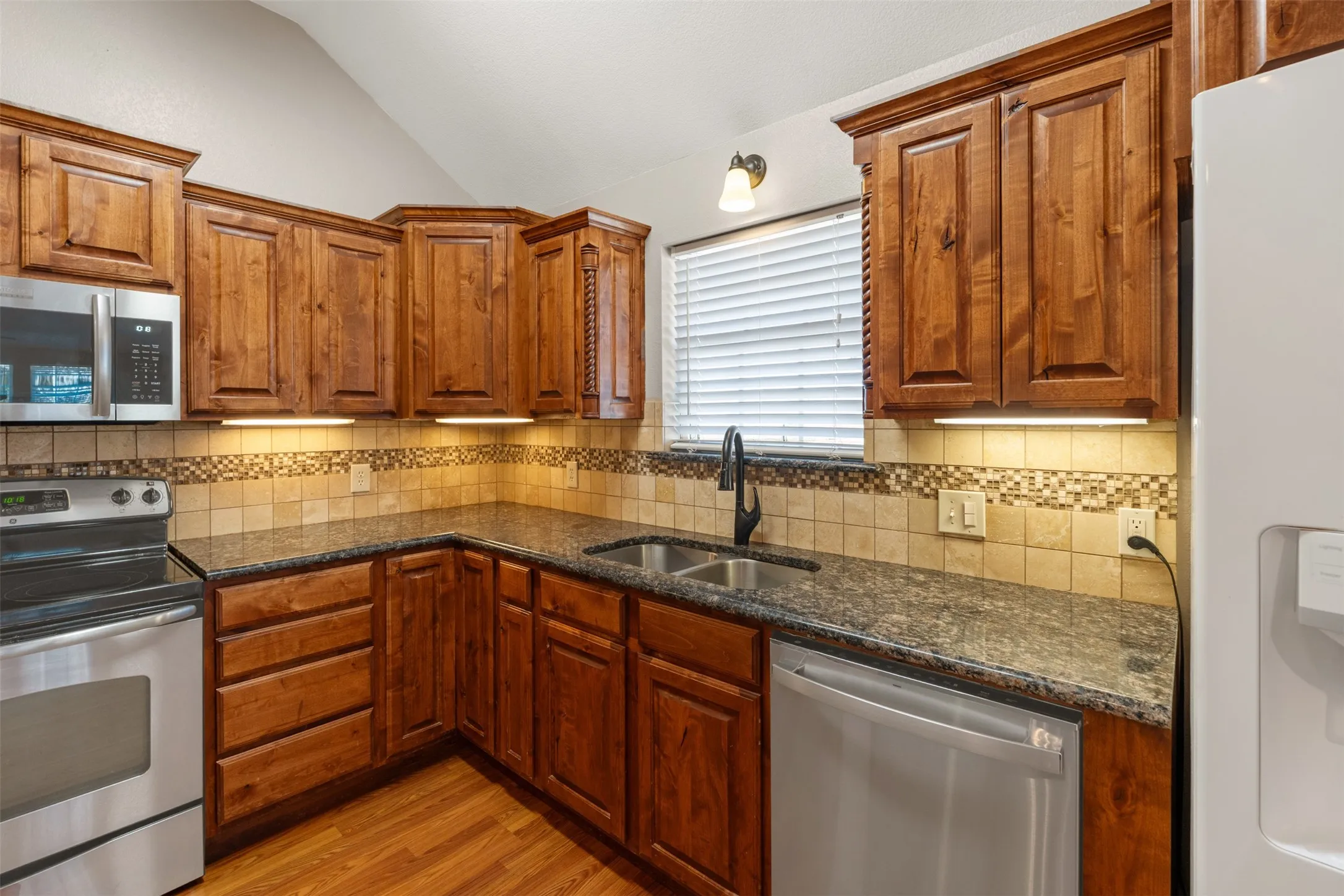 Single Family Residence For Sale in Henderson County , 101 Driftwood Drive, Trinidad, Texas 75163, 3 Bedroom, 2 Bathroom, 2 Garage spaces, 1,815 Sqft, built in 2013, Preowned, mls#21180519, Real Estate Agent in Trinidad, Homes For Sale in Henderson county, Homes For Sale in Trinidad, Realtor in Trinidad Texas, Real Estate Brokerage Independent Realty Texas, Luminita Cordes Realtor