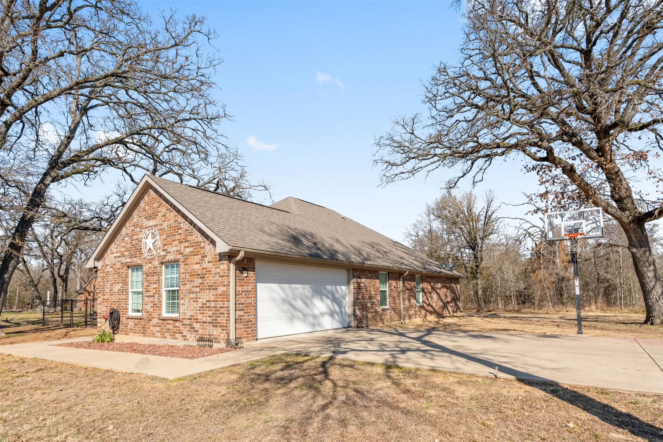 Single Family Residence For Sale in Henderson County , 101 Driftwood Drive, Trinidad, Texas 75163, 3 Bedroom, 2 Bathroom, 2 Garage spaces, 1,815 Sqft, built in 2013, Preowned, mls#21180519, Real Estate Agent in Trinidad, Homes For Sale in Henderson county, Homes For Sale in Trinidad, Realtor in Trinidad Texas, Real Estate Brokerage Independent Realty Texas, Luminita Cordes Realtor