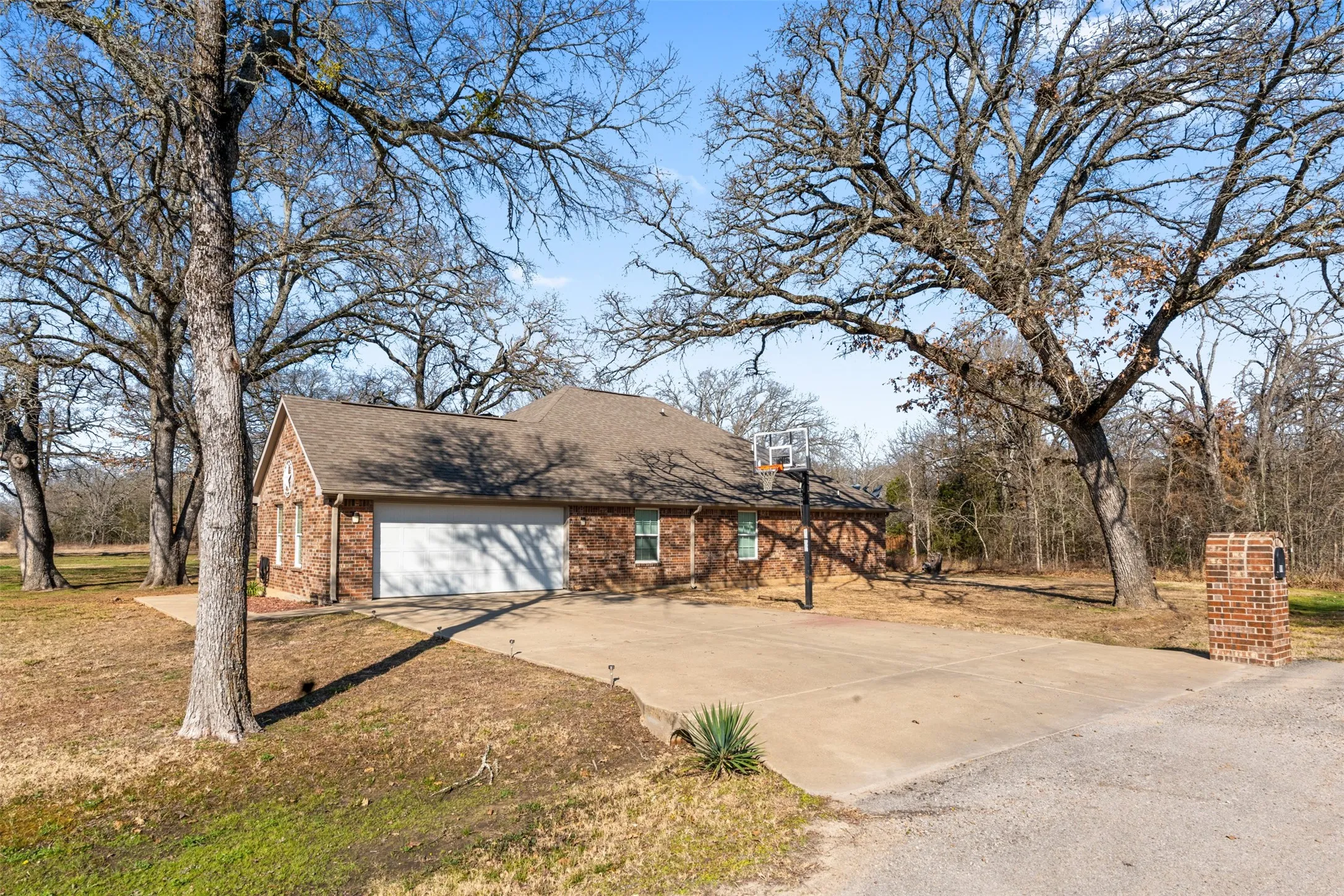 Single Family Residence For Sale in Henderson County , 101 Driftwood Drive, Trinidad, Texas 75163, 3 Bedroom, 2 Bathroom, 2 Garage spaces, 1,815 Sqft, built in 2013, Preowned, mls#21180519, Real Estate Agent in Trinidad, Homes For Sale in Henderson county, Homes For Sale in Trinidad, Realtor in Trinidad Texas, Real Estate Brokerage Independent Realty Texas, Luminita Cordes Realtor
