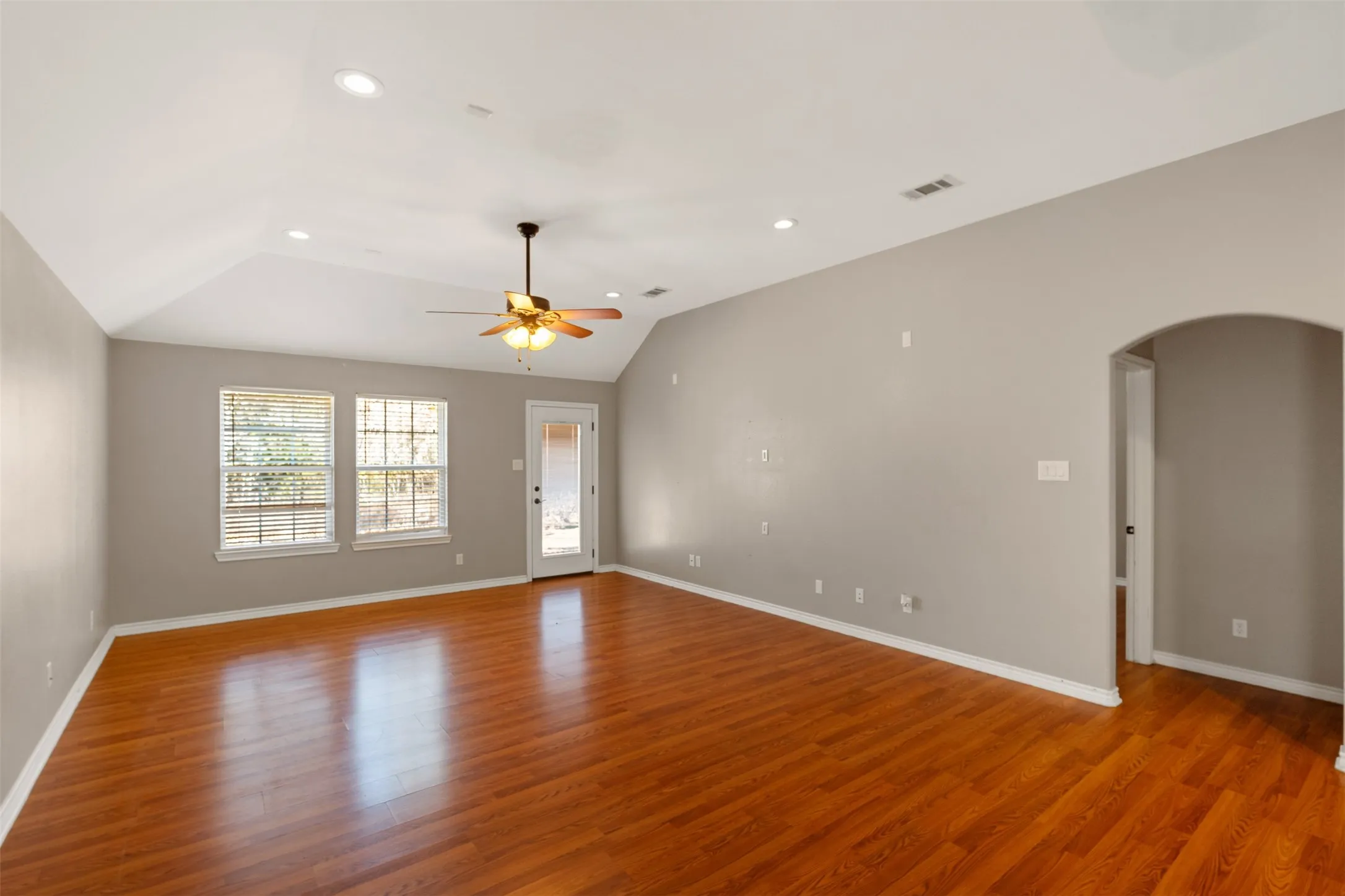 Single Family Residence For Sale in Henderson County , 101 Driftwood Drive, Trinidad, Texas 75163, 3 Bedroom, 2 Bathroom, 2 Garage spaces, 1,815 Sqft, built in 2013, Preowned, mls#21180519, Real Estate Agent in Trinidad, Homes For Sale in Henderson county, Homes For Sale in Trinidad, Realtor in Trinidad Texas, Real Estate Brokerage Independent Realty Texas, Luminita Cordes Realtor