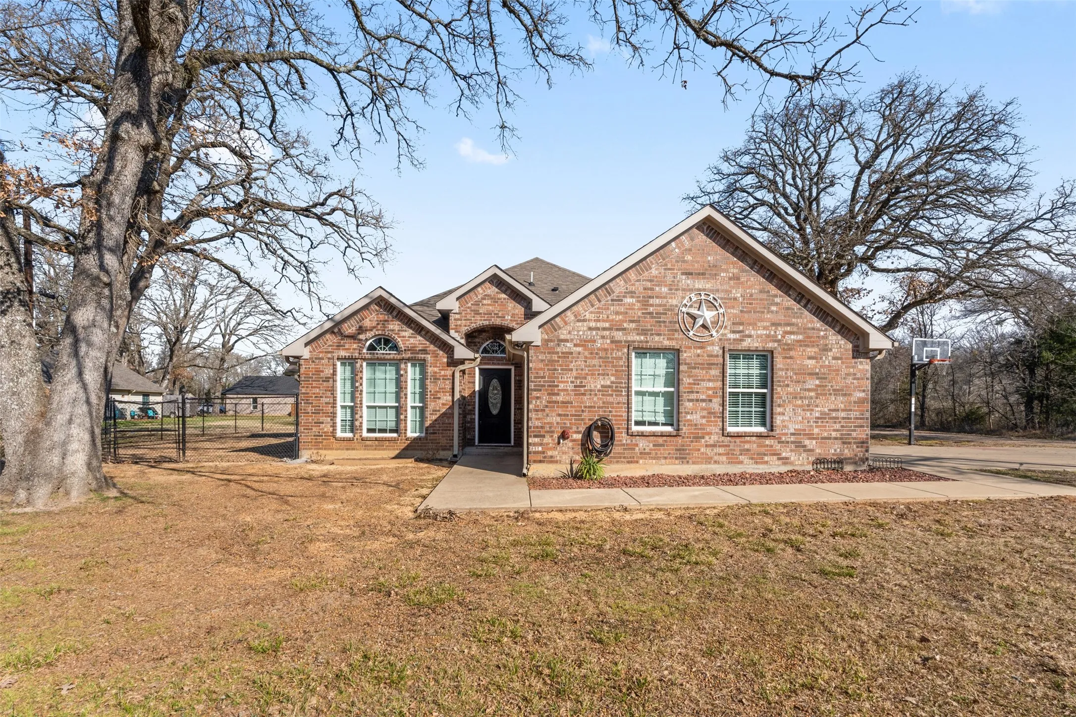 Single Family Residence For Sale in Henderson County , 101 Driftwood Drive, Trinidad, Texas 75163, 3 Bedroom, 2 Bathroom, 2 Garage spaces, 1,815 Sqft, built in 2013, Preowned, mls#21180519, Real Estate Agent in Trinidad, Homes For Sale in Henderson county, Homes For Sale in Trinidad, Realtor in Trinidad Texas, Real Estate Brokerage Independent Realty Texas, Luminita Cordes Realtor