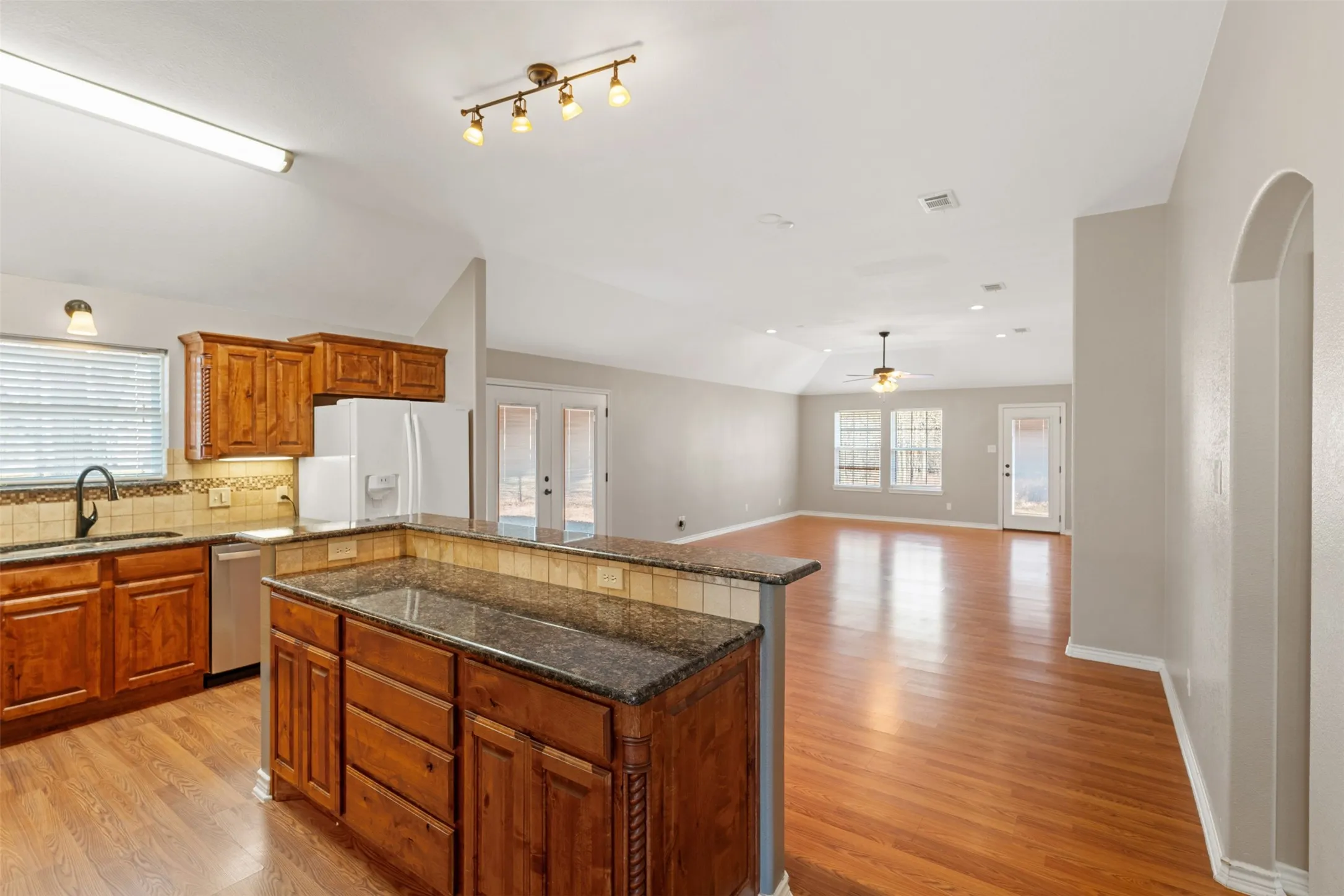 Single Family Residence For Sale in Henderson County , 101 Driftwood Drive, Trinidad, Texas 75163, 3 Bedroom, 2 Bathroom, 2 Garage spaces, 1,815 Sqft, built in 2013, Preowned, mls#21180519, Real Estate Agent in Trinidad, Homes For Sale in Henderson county, Homes For Sale in Trinidad, Realtor in Trinidad Texas, Real Estate Brokerage Independent Realty Texas, Luminita Cordes Realtor