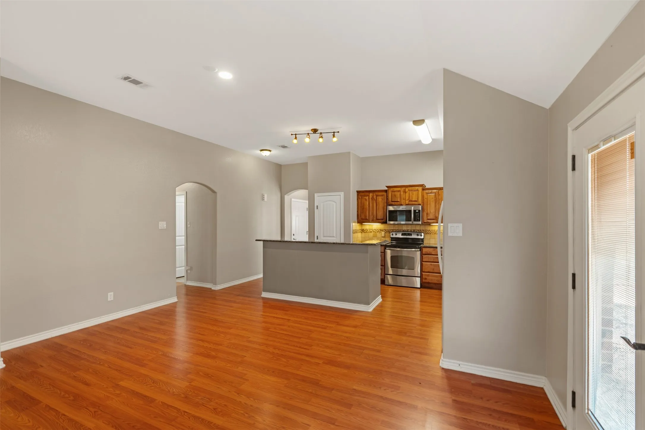 Single Family Residence For Sale in Henderson County , 101 Driftwood Drive, Trinidad, Texas 75163, 3 Bedroom, 2 Bathroom, 2 Garage spaces, 1,815 Sqft, built in 2013, Preowned, mls#21180519, Real Estate Agent in Trinidad, Homes For Sale in Henderson county, Homes For Sale in Trinidad, Realtor in Trinidad Texas, Real Estate Brokerage Independent Realty Texas, Luminita Cordes Realtor