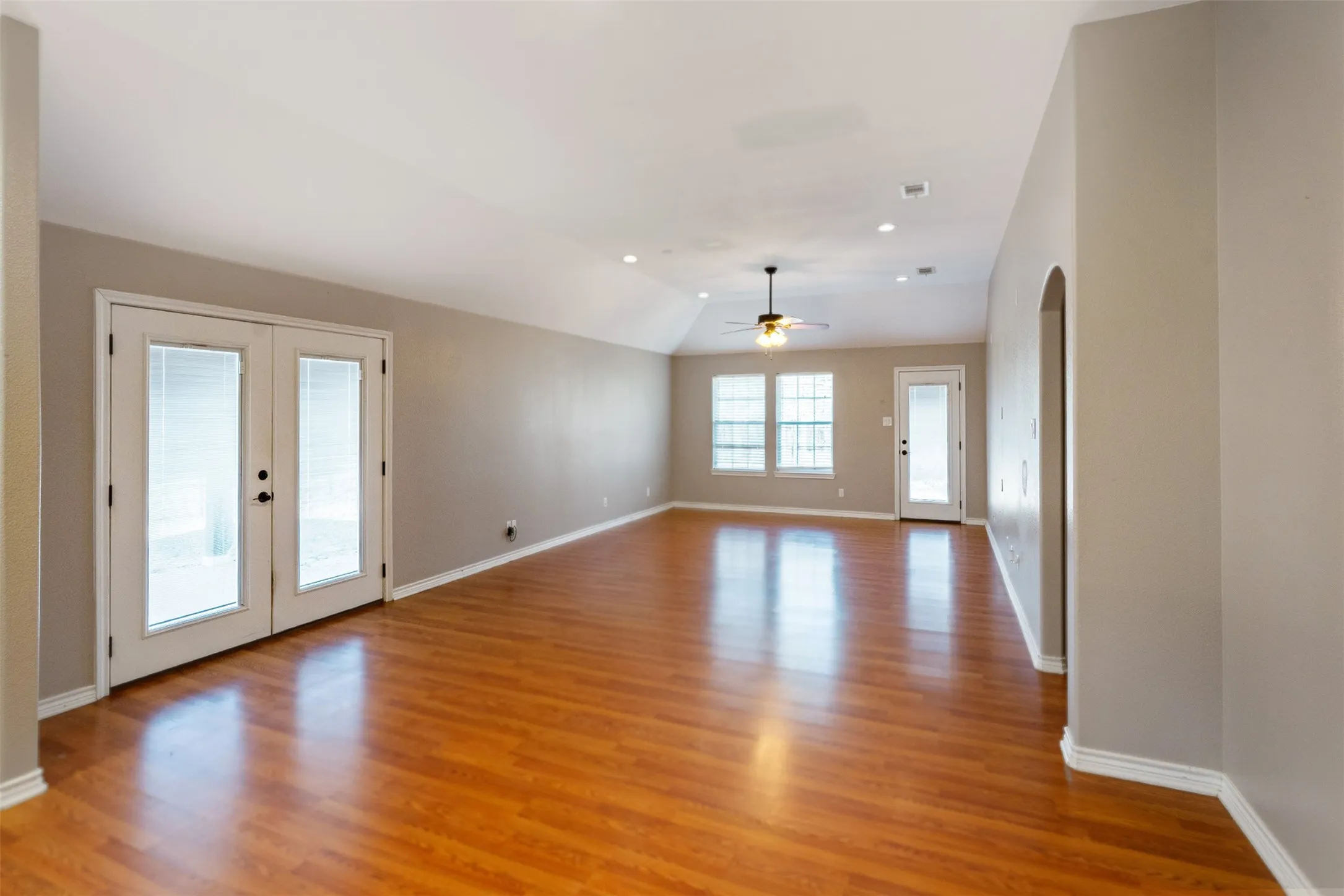 Single Family Residence For Sale in Henderson County , 101 Driftwood Drive, Trinidad, Texas 75163, 3 Bedroom, 2 Bathroom, 2 Garage spaces, 1,815 Sqft, built in 2013, Preowned, mls#21180519, Real Estate Agent in Trinidad, Homes For Sale in Henderson county, Homes For Sale in Trinidad, Realtor in Trinidad Texas, Real Estate Brokerage Independent Realty Texas, Luminita Cordes Realtor