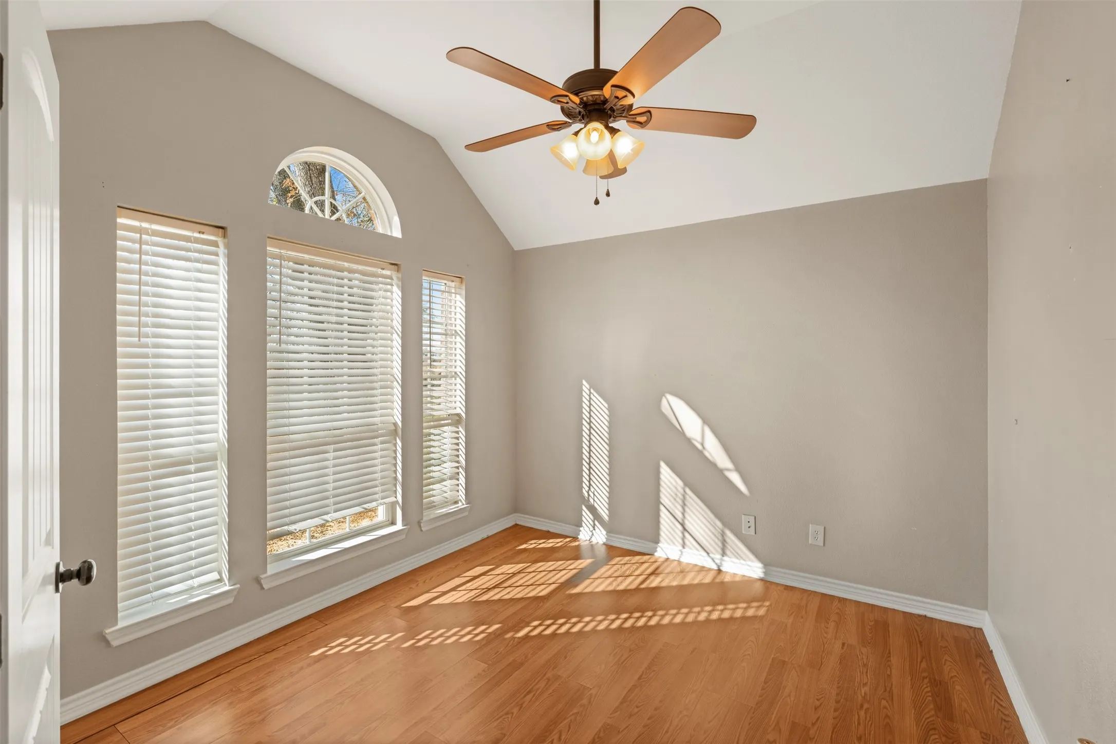 Single Family Residence For Sale in Henderson County , 101 Driftwood Drive, Trinidad, Texas 75163, 3 Bedroom, 2 Bathroom, 2 Garage spaces, 1,815 Sqft, built in 2013, Preowned, mls#21180519, Real Estate Agent in Trinidad, Homes For Sale in Henderson county, Homes For Sale in Trinidad, Realtor in Trinidad Texas, Real Estate Brokerage Independent Realty Texas, Luminita Cordes Realtor