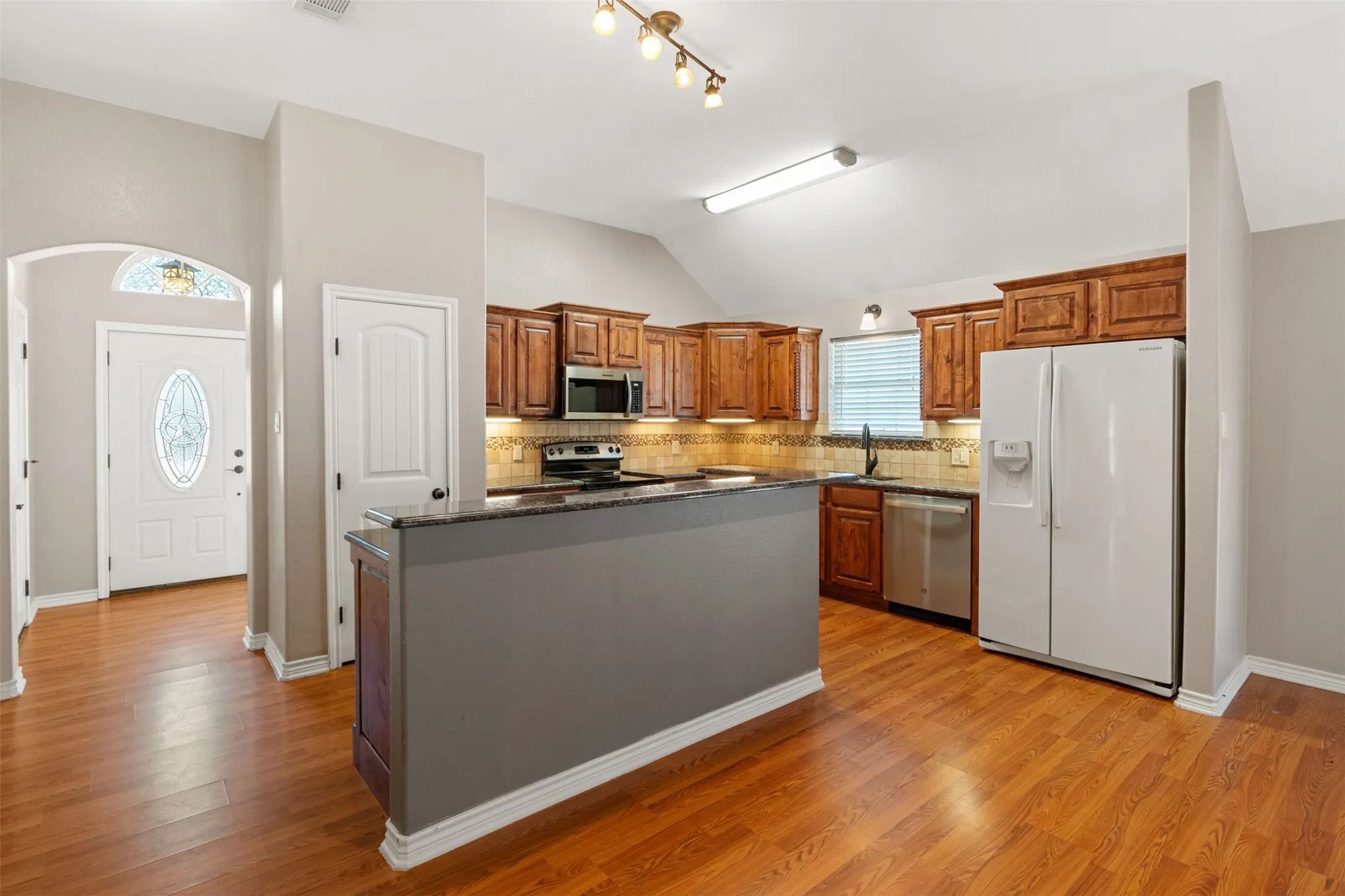 Single Family Residence For Sale in Henderson County , 101 Driftwood Drive, Trinidad, Texas 75163, 3 Bedroom, 2 Bathroom, 2 Garage spaces, 1,815 Sqft, built in 2013, Preowned, mls#21180519, Real Estate Agent in Trinidad, Homes For Sale in Henderson county, Homes For Sale in Trinidad, Realtor in Trinidad Texas, Real Estate Brokerage Independent Realty Texas, Luminita Cordes Realtor