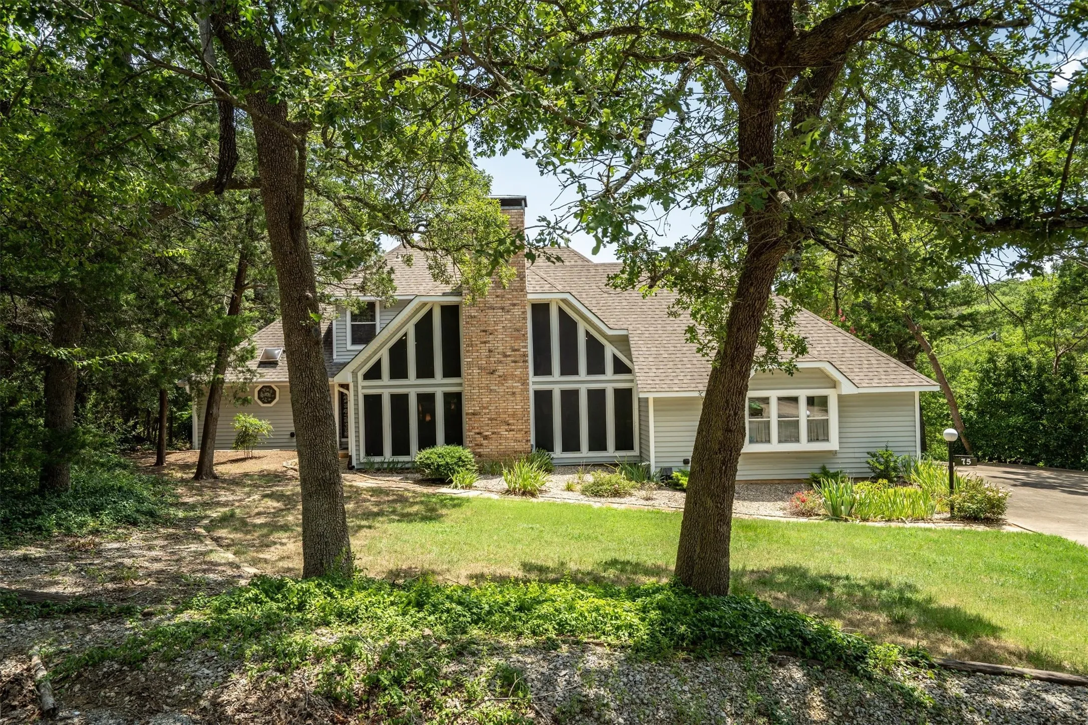 Single Family Residence For Sale in Grayson County , 75 Lakepoint Loop, Pottsboro, Texas 75076, 3 Bedroom, 3 Bathroom, 2 Garage spaces, 2,213 Sqft, built in 1987, mls#21163857, Real Estate Agent in Pottsboro, Homes For Sale in Grayson county, Homes For Sale in Pottsboro, Realtor in Pottsboro Texas, Real Estate Brokerage Independent Realty Texas, Luminita Cordes Realtor