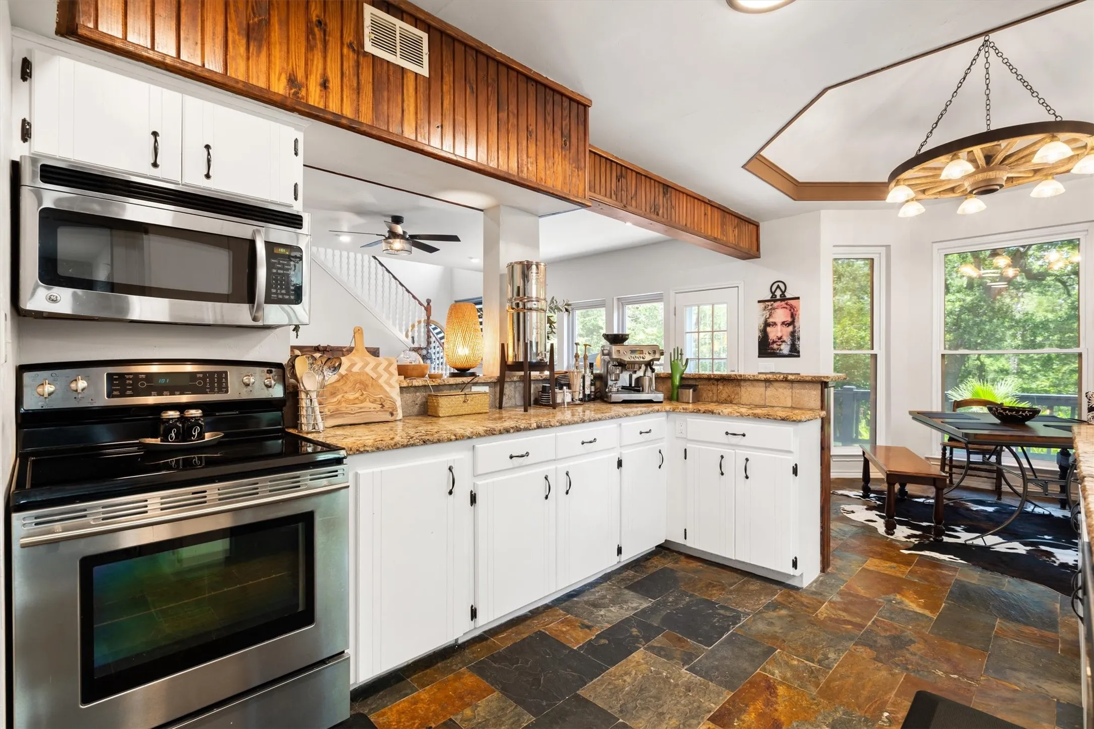 Single Family Residence For Sale in Grayson County , 75 Lakepoint Loop, Pottsboro, Texas 75076, 3 Bedroom, 3 Bathroom, 2 Garage spaces, 2,213 Sqft, built in 1987, mls#21163857, Real Estate Agent in Pottsboro, Homes For Sale in Grayson county, Homes For Sale in Pottsboro, Realtor in Pottsboro Texas, Real Estate Brokerage Independent Realty Texas, Luminita Cordes Realtor