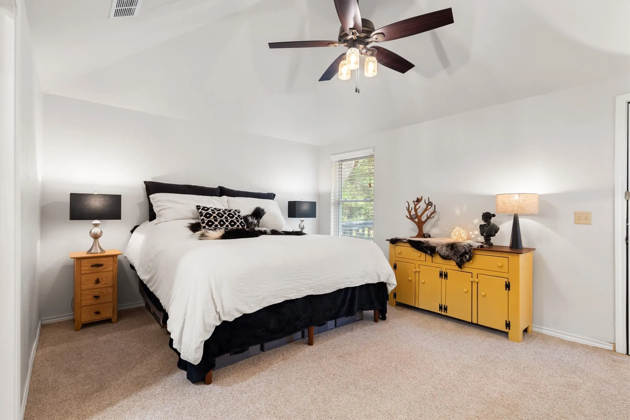 Single Family Residence For Sale in Grayson County , 75 Lakepoint Loop, Pottsboro, Texas 75076, 3 Bedroom, 3 Bathroom, 2 Garage spaces, 2,213 Sqft, built in 1987, mls#21163857, Real Estate Agent in Pottsboro, Homes For Sale in Grayson county, Homes For Sale in Pottsboro, Realtor in Pottsboro Texas, Real Estate Brokerage Independent Realty Texas, Luminita Cordes Realtor