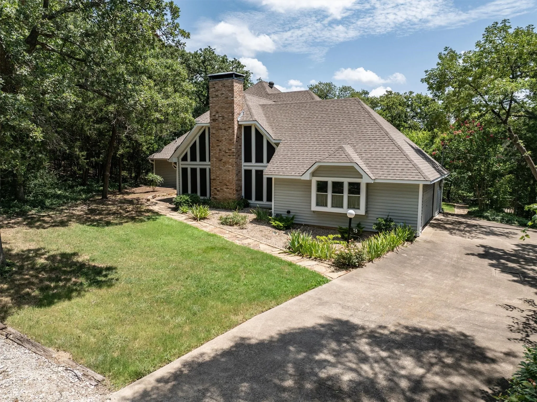 Single Family Residence For Sale in Grayson County , 75 Lakepoint Loop, Pottsboro, Texas 75076, 3 Bedroom, 3 Bathroom, 2 Garage spaces, 2,213 Sqft, built in 1987, mls#21163857, Real Estate Agent in Pottsboro, Homes For Sale in Grayson county, Homes For Sale in Pottsboro, Realtor in Pottsboro Texas, Real Estate Brokerage Independent Realty Texas, Luminita Cordes Realtor