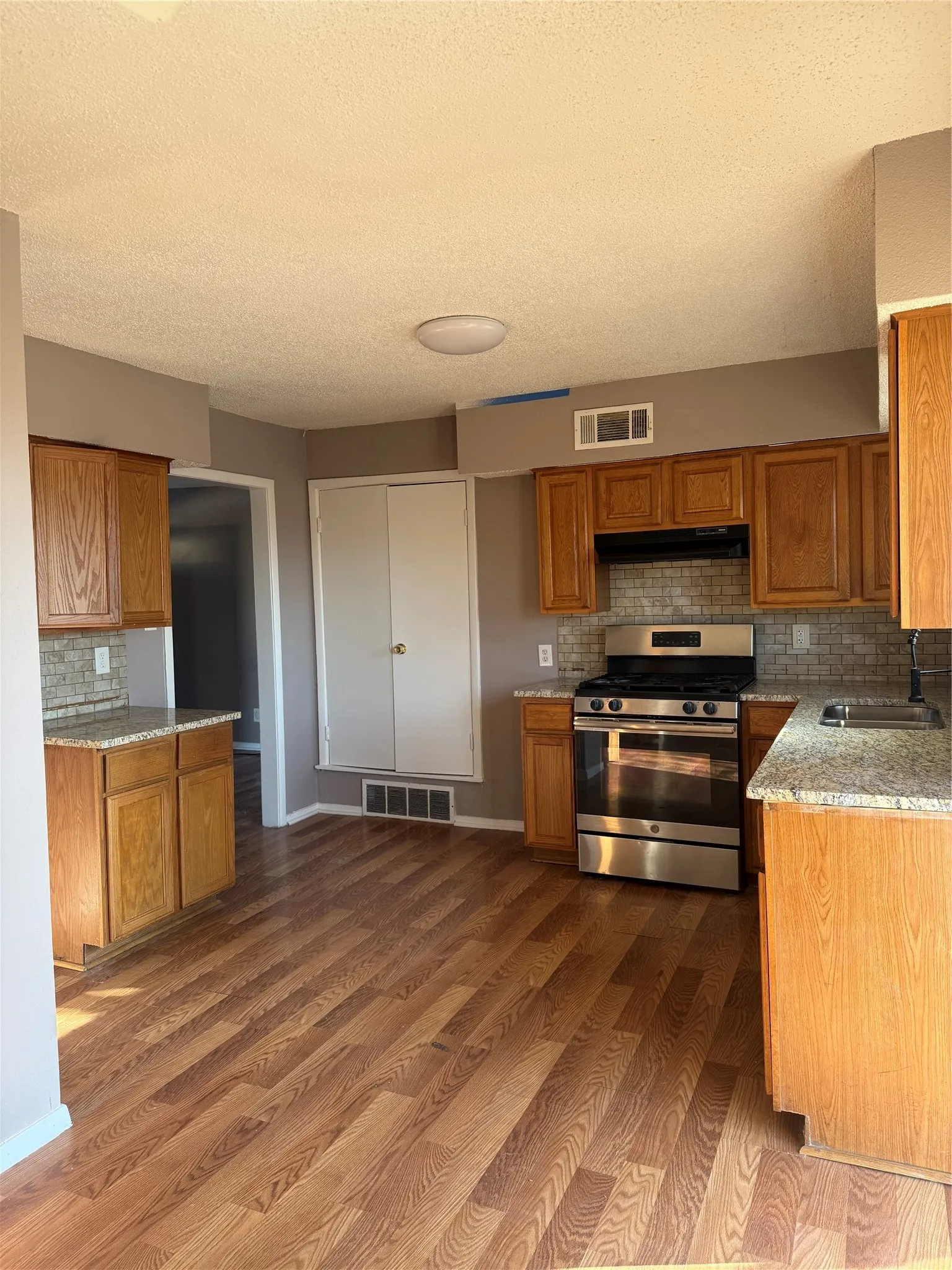 Single Family Residence For Sale in Dallas County , 518 Calvin Drive, Garland, Texas 75041, 3 Bedroom, 2 Bathroom, 1 Garage spaces, 1,149 Sqft, built in 1959, mls#21173991, Real Estate Agent in Garland, Homes For Sale in Dallas county, Homes For Sale in Garland, Realtor in Garland Texas, Real Estate Brokerage Independent Realty Texas, Luminita Cordes Realtor