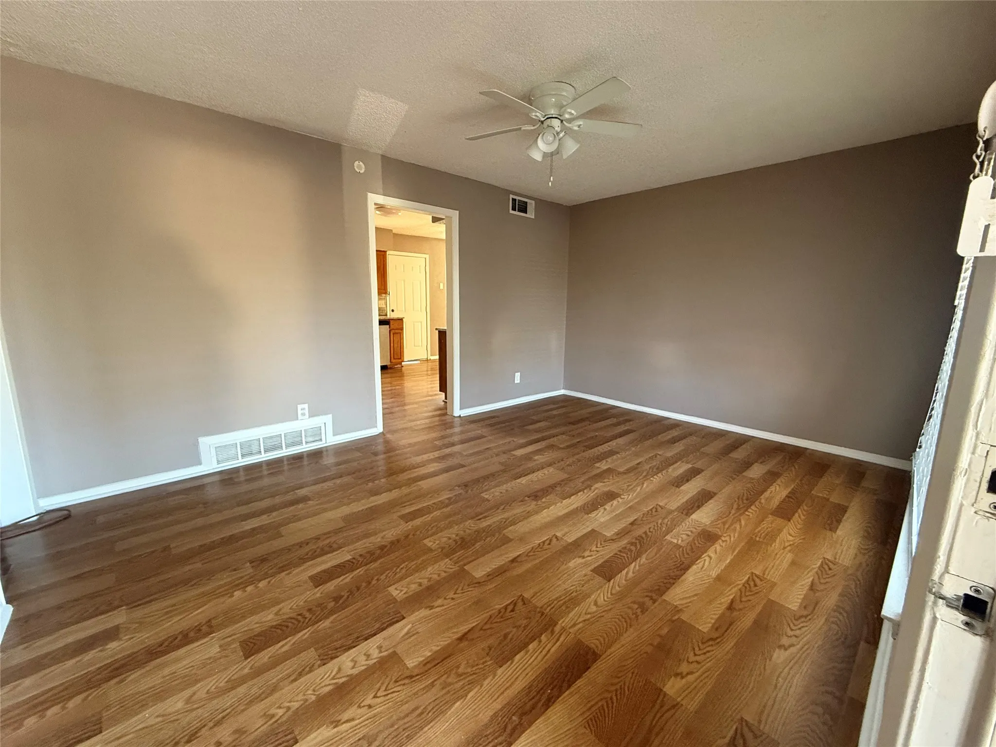Single Family Residence For Sale in Dallas County , 518 Calvin Drive, Garland, Texas 75041, 3 Bedroom, 2 Bathroom, 1 Garage spaces, 1,149 Sqft, built in 1959, mls#21173991, Real Estate Agent in Garland, Homes For Sale in Dallas county, Homes For Sale in Garland, Realtor in Garland Texas, Real Estate Brokerage Independent Realty Texas, Luminita Cordes Realtor