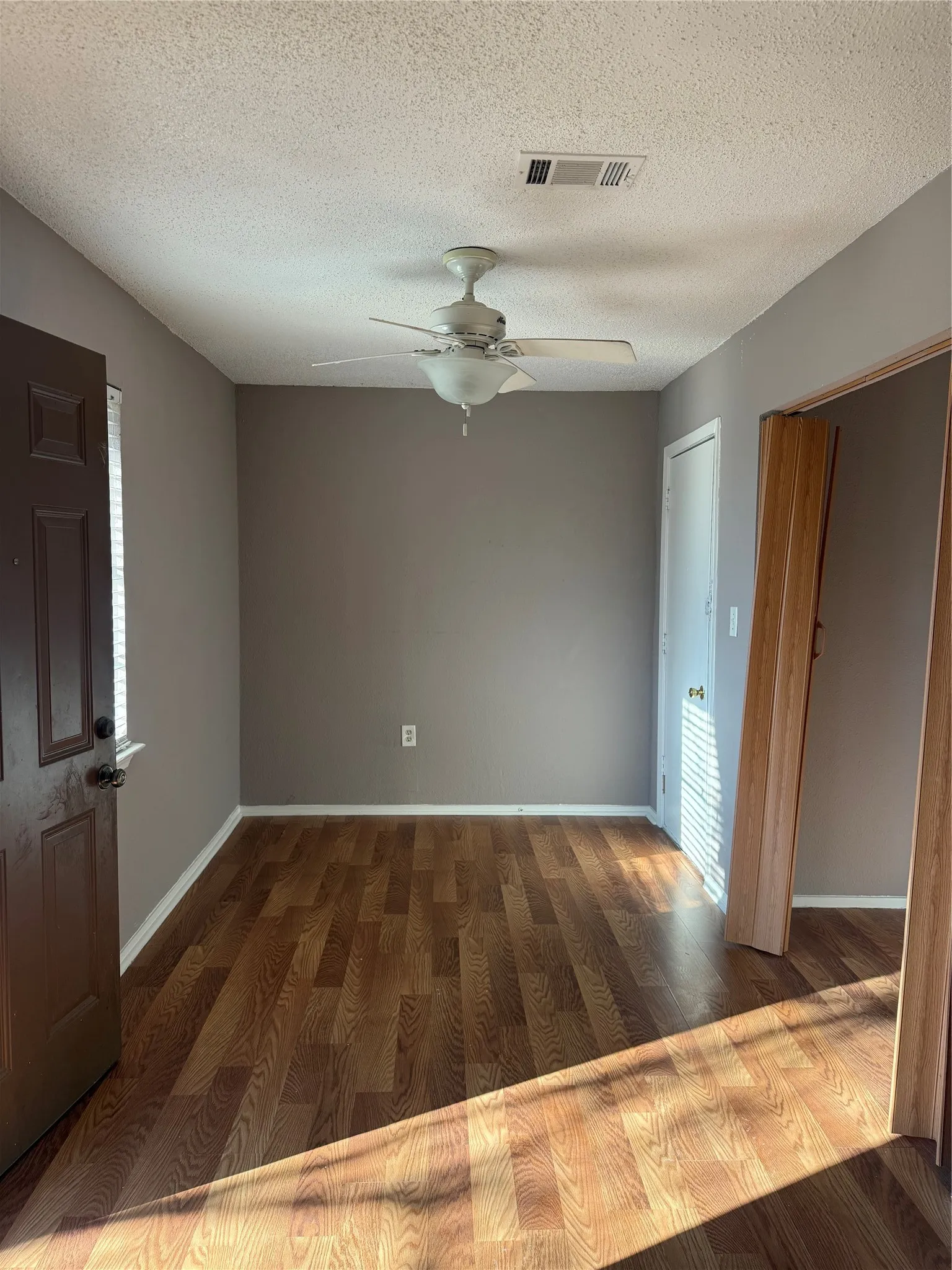 Single Family Residence For Sale in Dallas County , 518 Calvin Drive, Garland, Texas 75041, 3 Bedroom, 2 Bathroom, 1 Garage spaces, 1,149 Sqft, built in 1959, mls#21173991, Real Estate Agent in Garland, Homes For Sale in Dallas county, Homes For Sale in Garland, Realtor in Garland Texas, Real Estate Brokerage Independent Realty Texas, Luminita Cordes Realtor