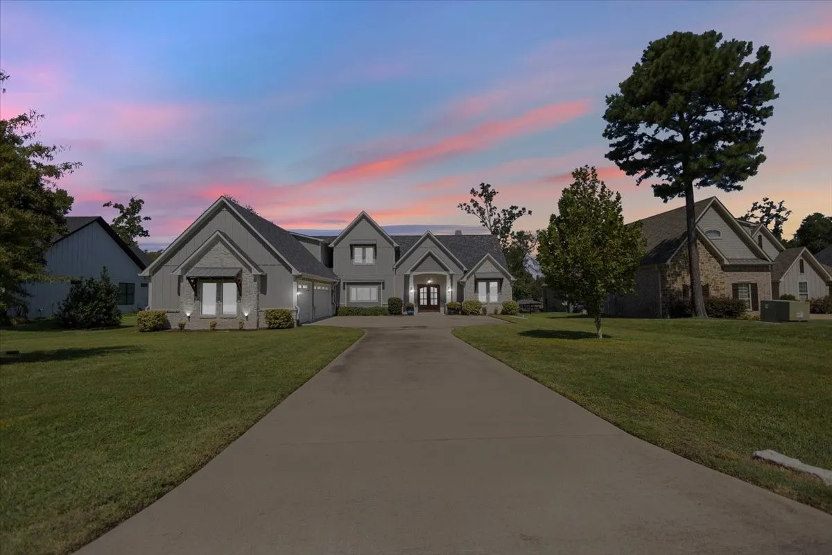 Single Family Residence For Sale in Henderson County , 5502 Nathan Drive, Chandler, Texas 75758, 5 Bedroom, 5 Bathroom, 3 Garage spaces, 3,855 Sqft, built in 2018, Preowned, mls#21171709, Real Estate Agent in Chandler, Homes For Sale in Henderson county, Homes For Sale in Chandler, Realtor in Chandler Texas, Real Estate Brokerage Independent Realty Texas, Luminita Cordes Realtor