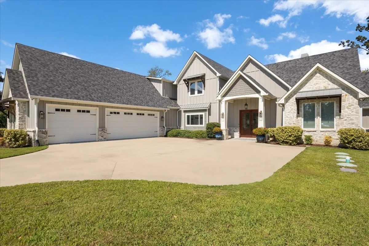 Single Family Residence For Sale in Henderson County , 5502 Nathan Drive, Chandler, Texas 75758, 5 Bedroom, 5 Bathroom, 3 Garage spaces, 3,855 Sqft, built in 2018, Preowned, mls#21171709, Real Estate Agent in Chandler, Homes For Sale in Henderson county, Homes For Sale in Chandler, Realtor in Chandler Texas, Real Estate Brokerage Independent Realty Texas, Luminita Cordes Realtor