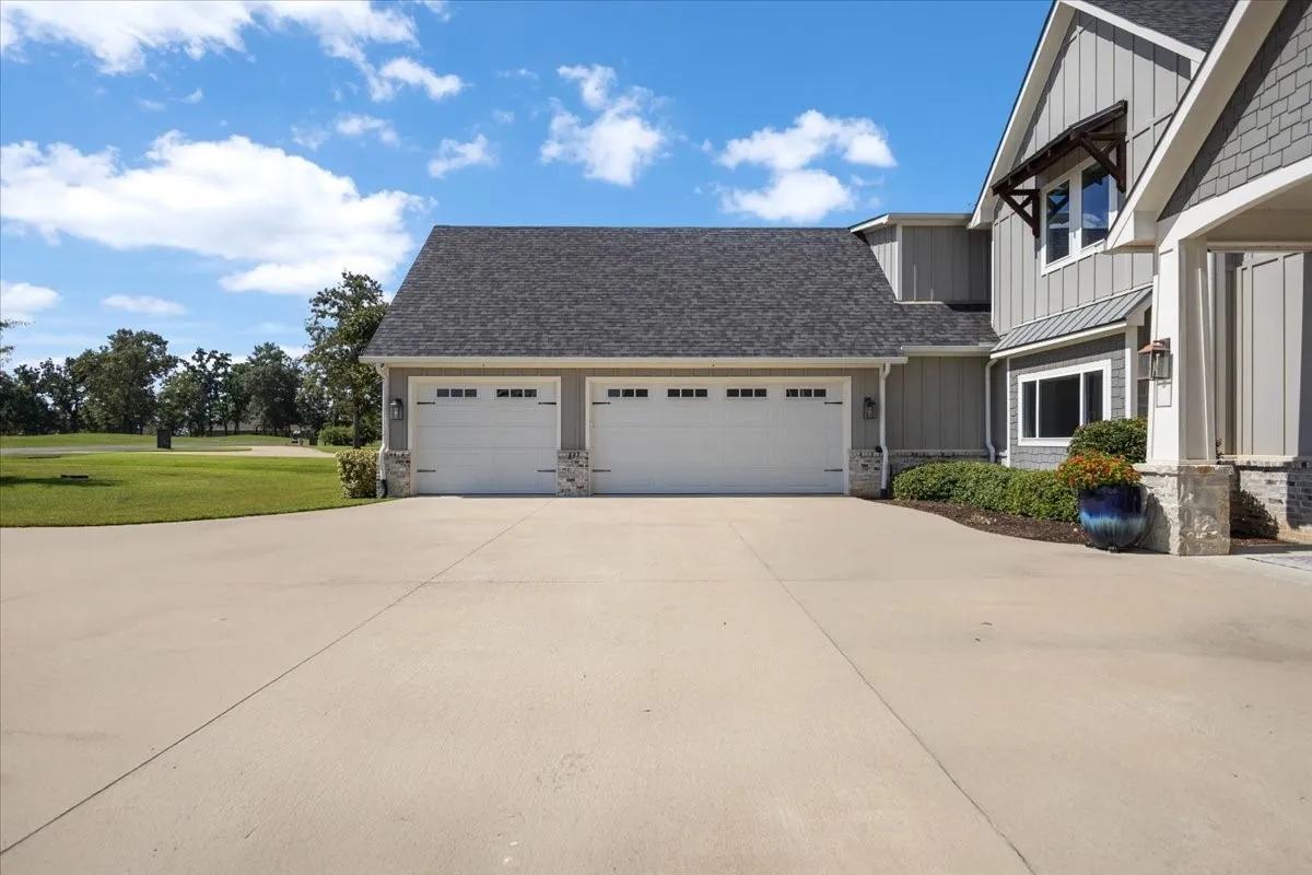 Single Family Residence For Sale in Henderson County , 5502 Nathan Drive, Chandler, Texas 75758, 5 Bedroom, 5 Bathroom, 3 Garage spaces, 3,855 Sqft, built in 2018, Preowned, mls#21171709, Real Estate Agent in Chandler, Homes For Sale in Henderson county, Homes For Sale in Chandler, Realtor in Chandler Texas, Real Estate Brokerage Independent Realty Texas, Luminita Cordes Realtor