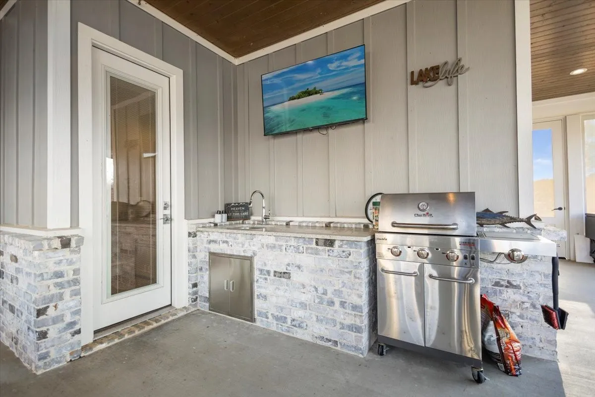 Single Family Residence For Sale in Henderson County , 5502 Nathan Drive, Chandler, Texas 75758, 5 Bedroom, 5 Bathroom, 3 Garage spaces, 3,855 Sqft, built in 2018, Preowned, mls#21171709, Real Estate Agent in Chandler, Homes For Sale in Henderson county, Homes For Sale in Chandler, Realtor in Chandler Texas, Real Estate Brokerage Independent Realty Texas, Luminita Cordes Realtor