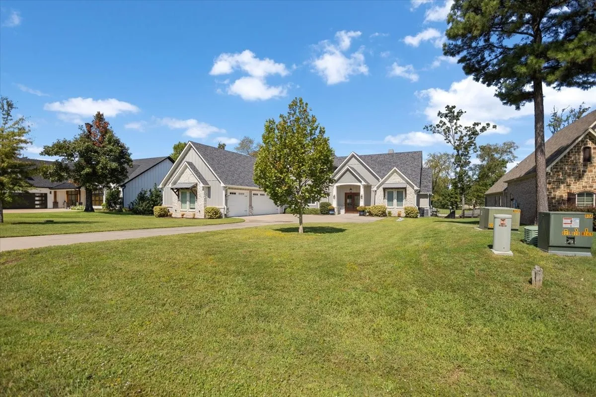 Single Family Residence For Sale in Henderson County , 5502 Nathan Drive, Chandler, Texas 75758, 5 Bedroom, 5 Bathroom, 3 Garage spaces, 3,855 Sqft, built in 2018, Preowned, mls#21171709, Real Estate Agent in Chandler, Homes For Sale in Henderson county, Homes For Sale in Chandler, Realtor in Chandler Texas, Real Estate Brokerage Independent Realty Texas, Luminita Cordes Realtor