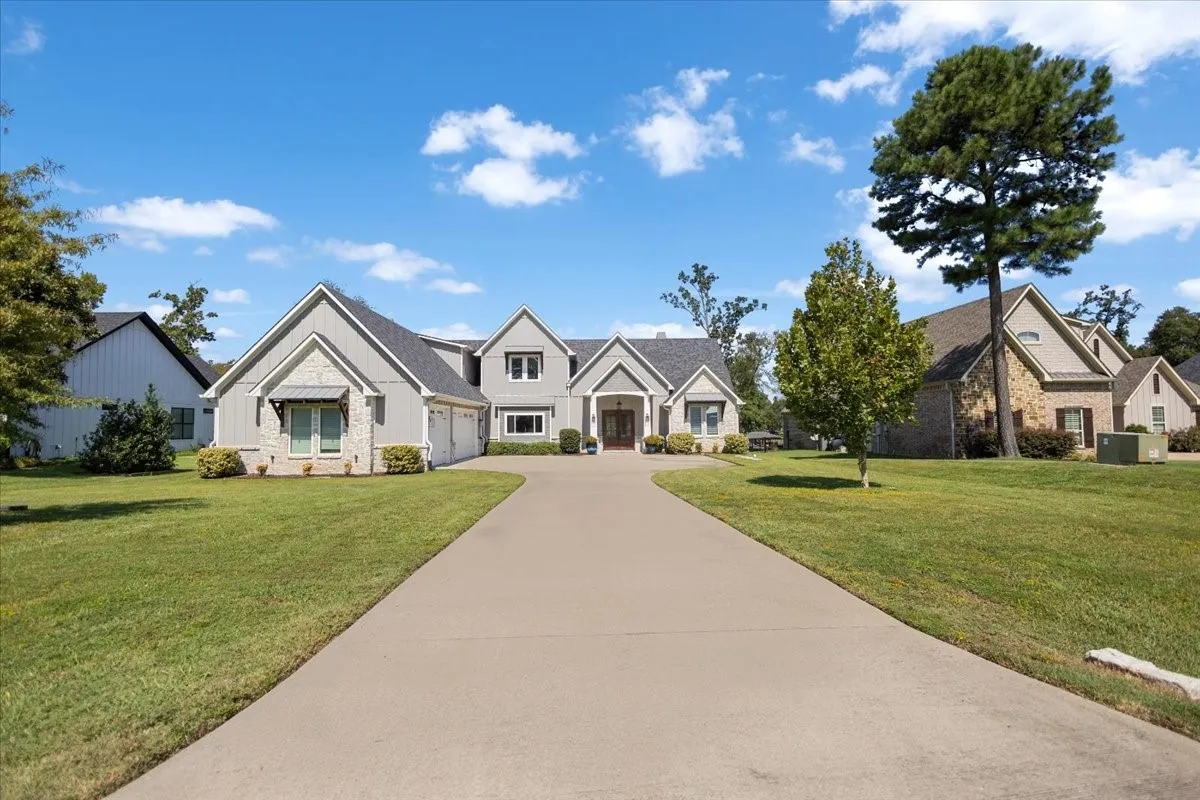 Single Family Residence For Sale in Henderson County , 5502 Nathan Drive, Chandler, Texas 75758, 5 Bedroom, 5 Bathroom, 3 Garage spaces, 3,855 Sqft, built in 2018, Preowned, mls#21171709, Real Estate Agent in Chandler, Homes For Sale in Henderson county, Homes For Sale in Chandler, Realtor in Chandler Texas, Real Estate Brokerage Independent Realty Texas, Luminita Cordes Realtor