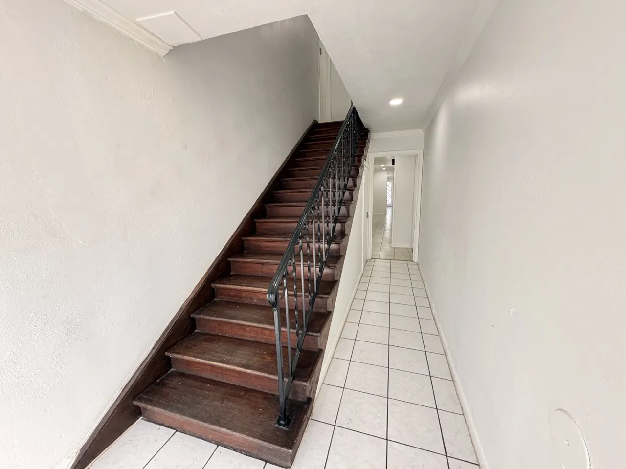 Apartment For Rent in Dallas County , 4115 Douglas Avenue 206, Dallas, Texas 75219, 1 Bedroom, 1 Bathroom, Garage spaces, 511 Sqft, built in 1950, Price $1,100, mls#21171141, Real Estate Agent in Dallas, Homes For Rent in Dallas county, Homes For Rent in Dallas, Realtor in Dallas Texas, Real Estate Brokerage Independent Realty Texas, Luminita Cordes Realtor